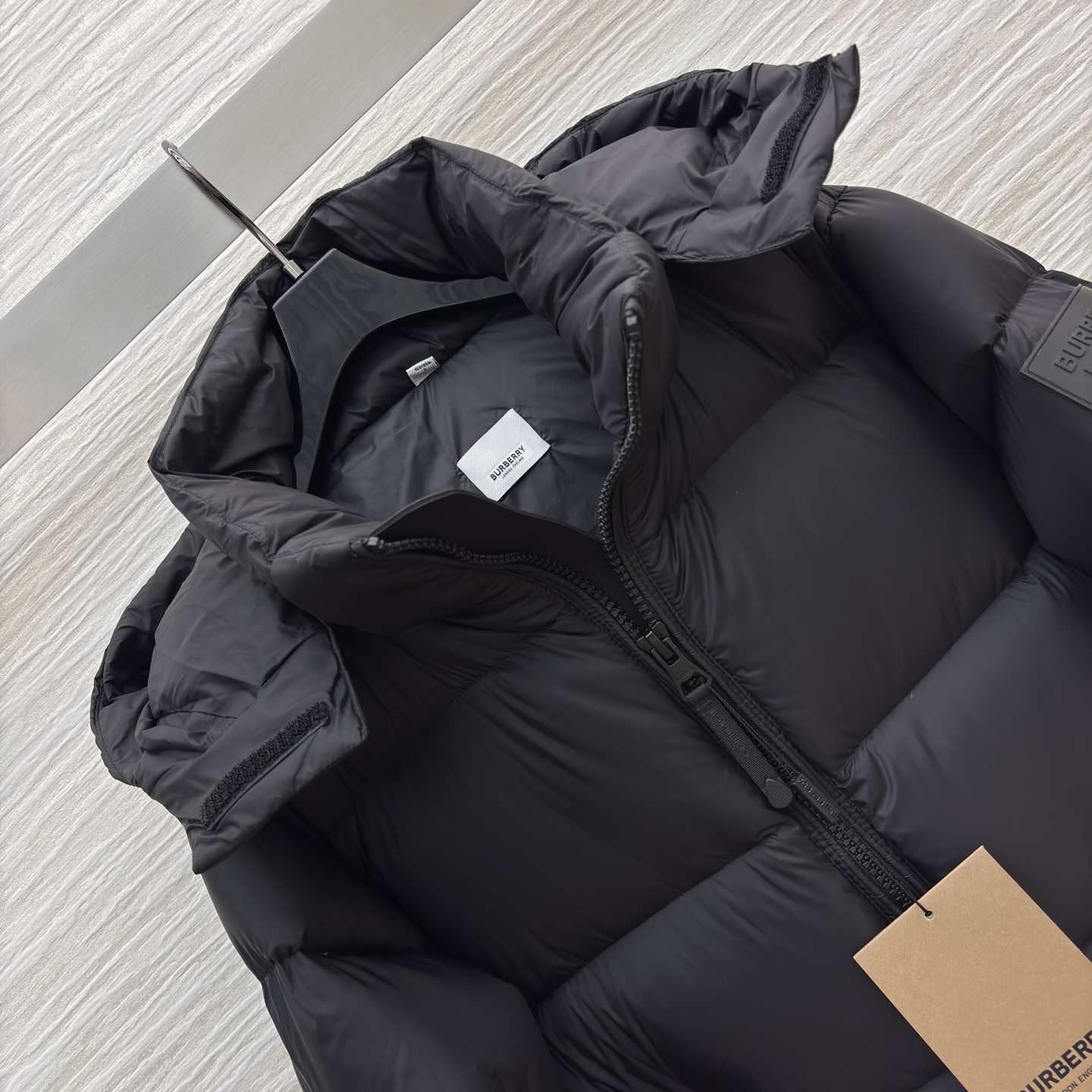 Bur家 连帽羽绒服 男女都能穿的蓬松暖意 黑与棕双色适配不同风格 连帽轻量充绒裹满软乎乎的暖 利落版型