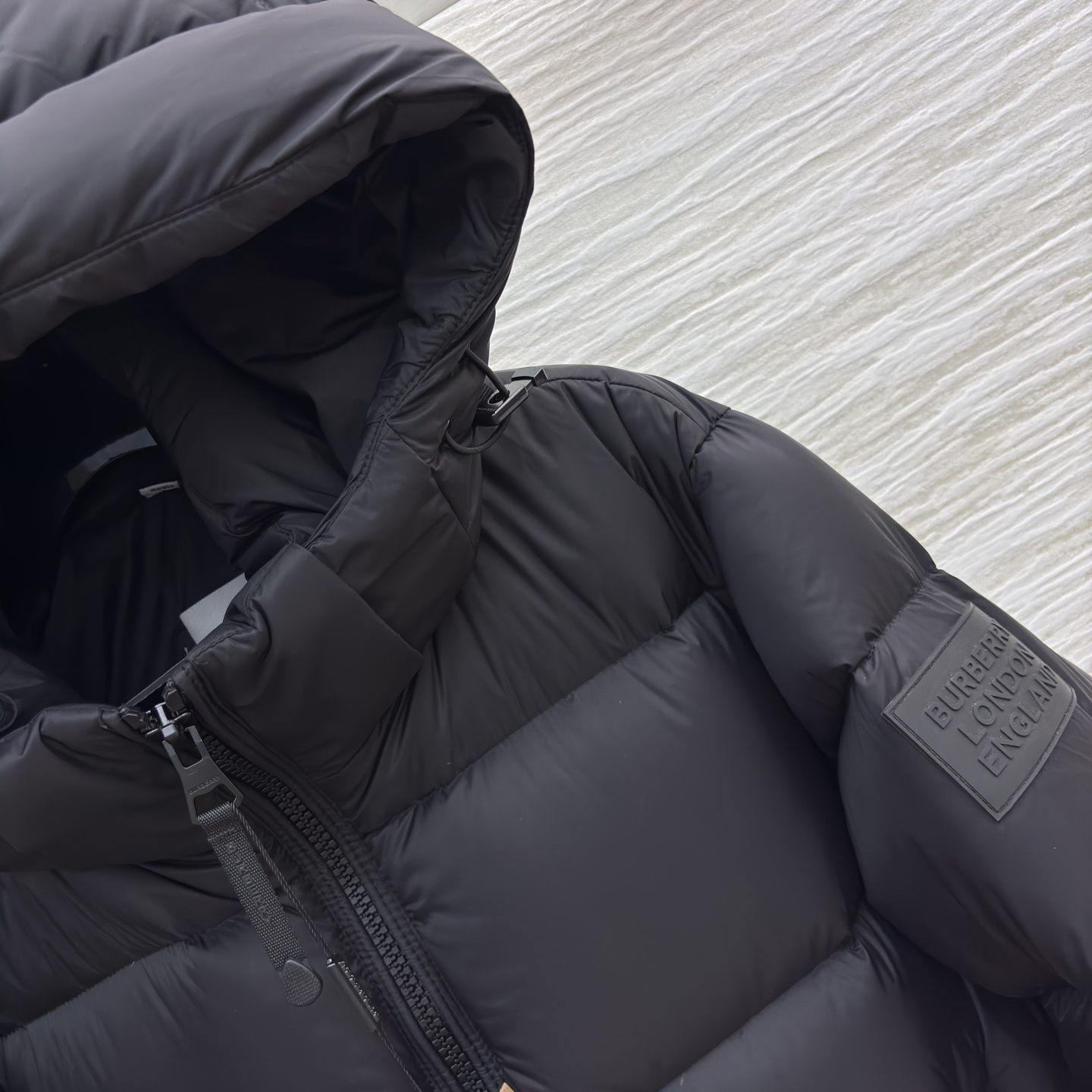 Bur家 连帽羽绒服 男女都能穿的蓬松暖意 黑与棕双色适配不同风格 连帽轻量充绒裹满软乎乎的暖 利落版型