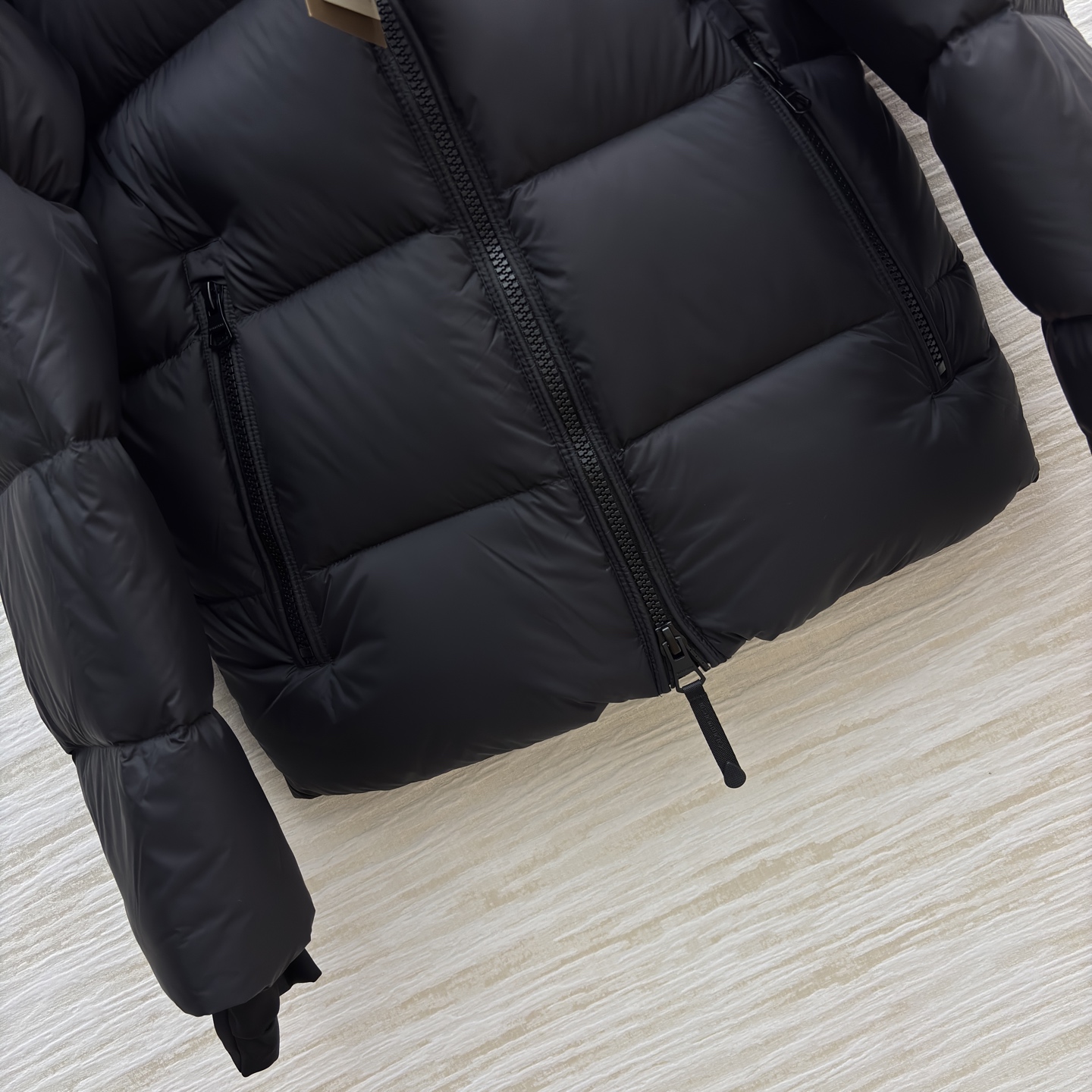 Bur家 连帽羽绒服 男女都能穿的蓬松暖意 黑与棕双色适配不同风格 连帽轻量充绒裹满软乎乎的暖 利落版型