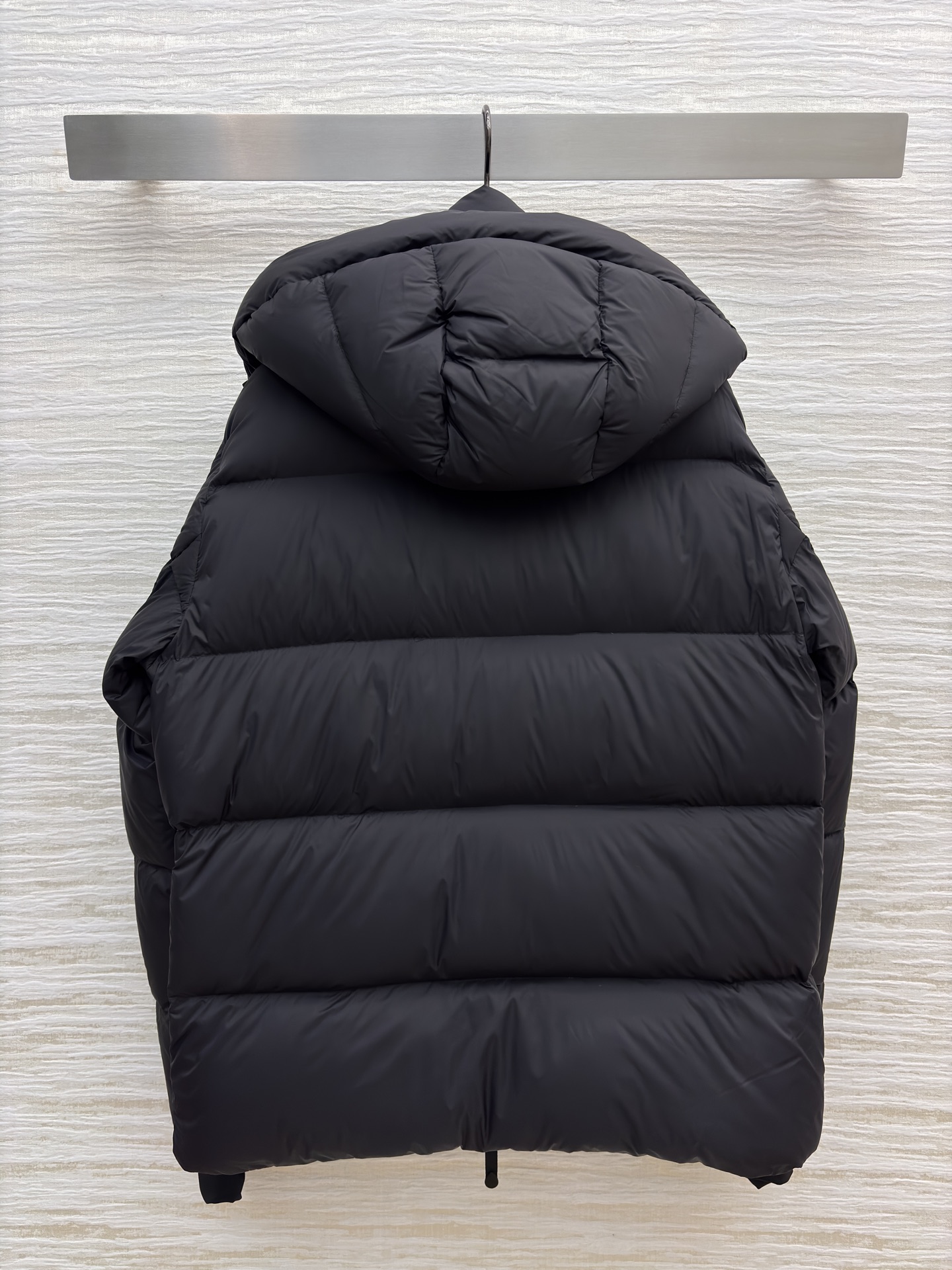 Bur家 连帽羽绒服 男女都能穿的蓬松暖意 黑与棕双色适配不同风格 连帽轻量充绒裹满软乎乎的暖 利落版型