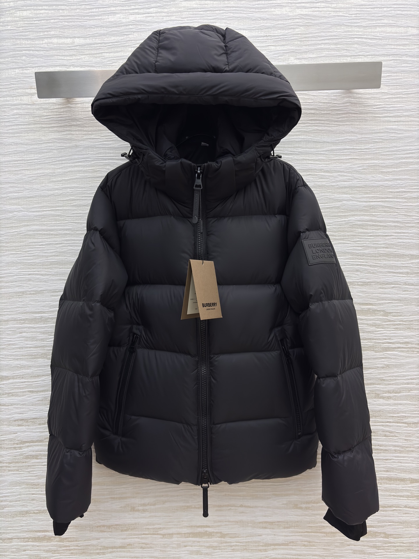 Bur家 连帽羽绒服 男女都能穿的蓬松暖意 黑与棕双色适配不同风格 连帽轻量充绒裹满软乎乎的暖 利落版型