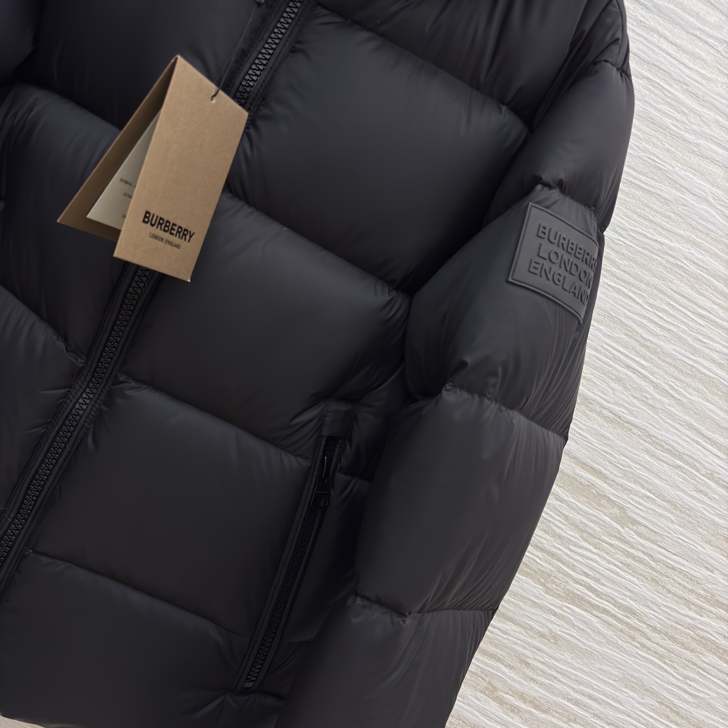 Bur家 连帽羽绒服 男女都能穿的蓬松暖意 黑与棕双色适配不同风格 连帽轻量充绒裹满软乎乎的暖 利落版型