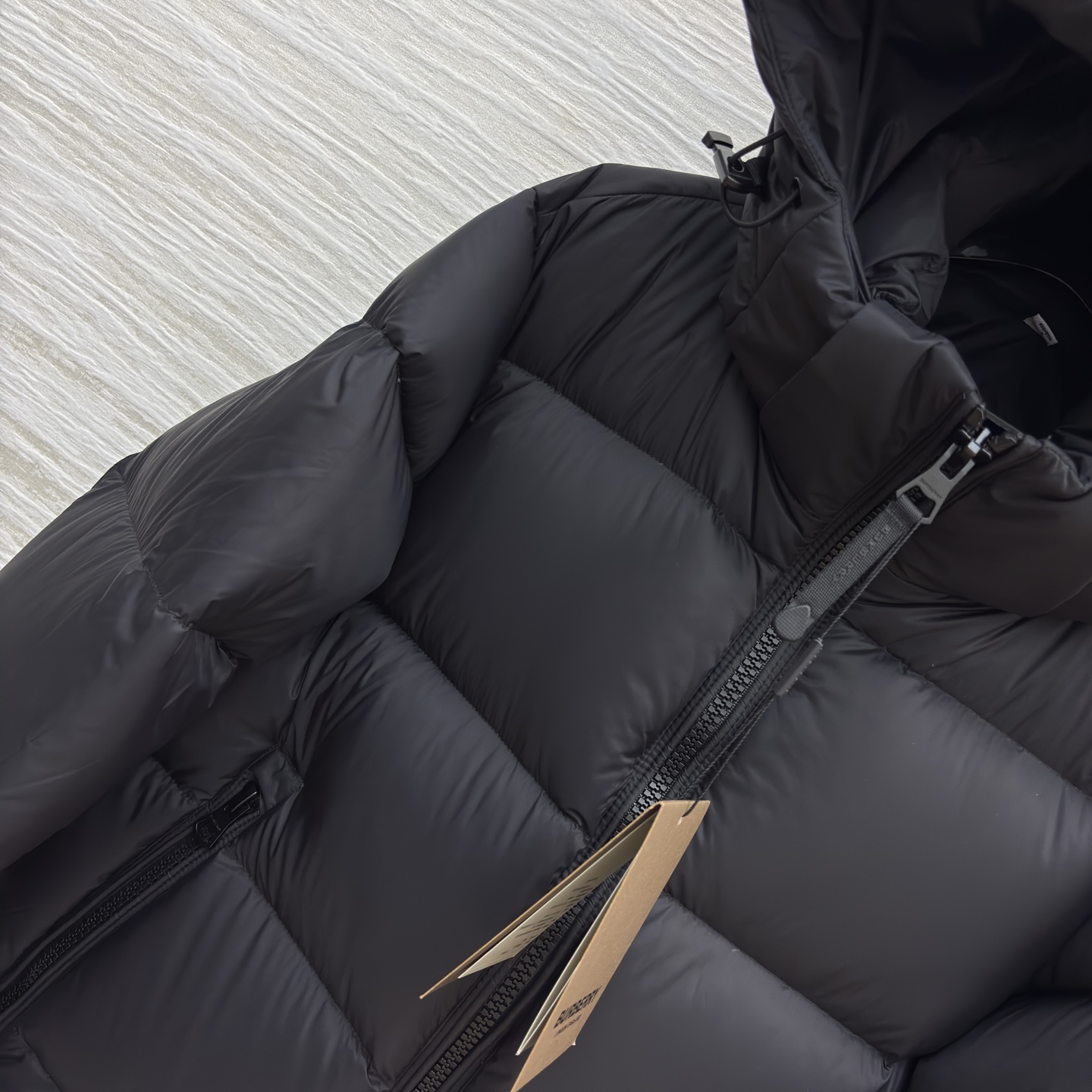 Bur家 连帽羽绒服 男女都能穿的蓬松暖意 黑与棕双色适配不同风格 连帽轻量充绒裹满软乎乎的暖 利落版型