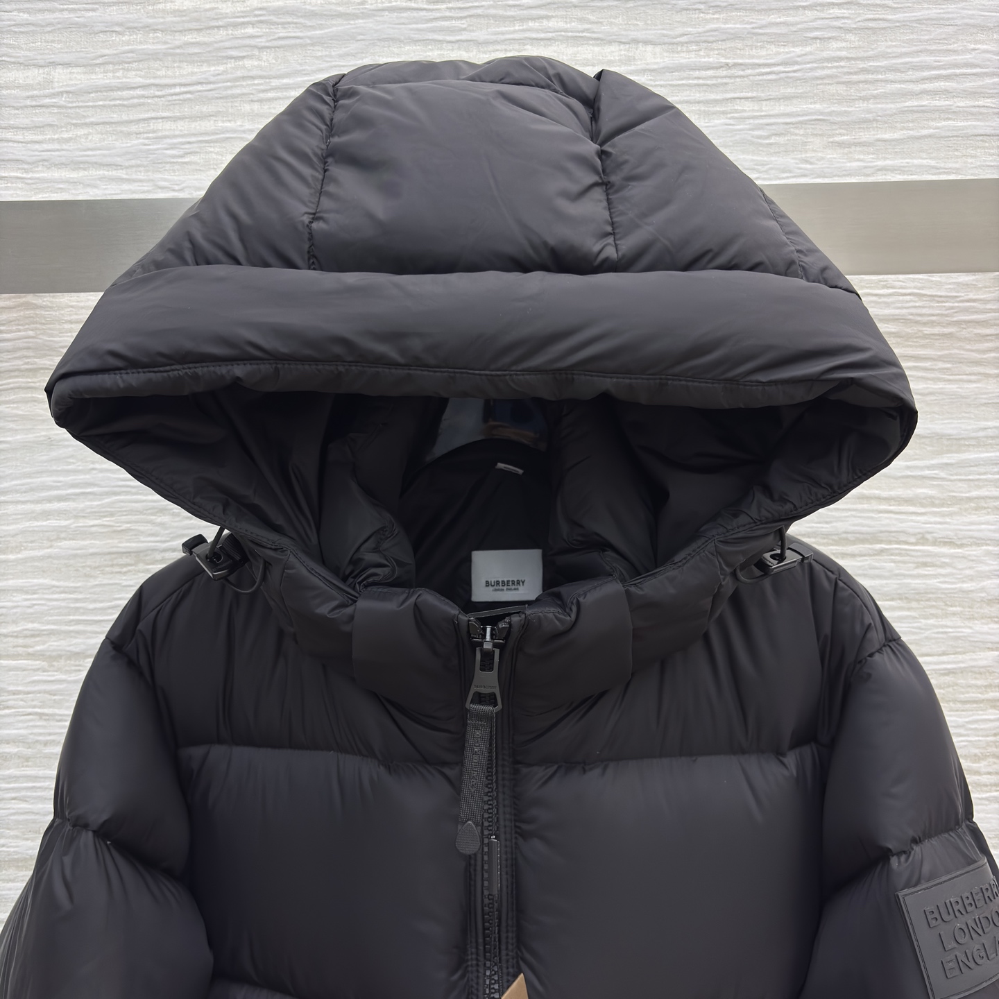 Bur家 连帽羽绒服 男女都能穿的蓬松暖意 黑与棕双色适配不同风格 连帽轻量充绒裹满软乎乎的暖 利落版型