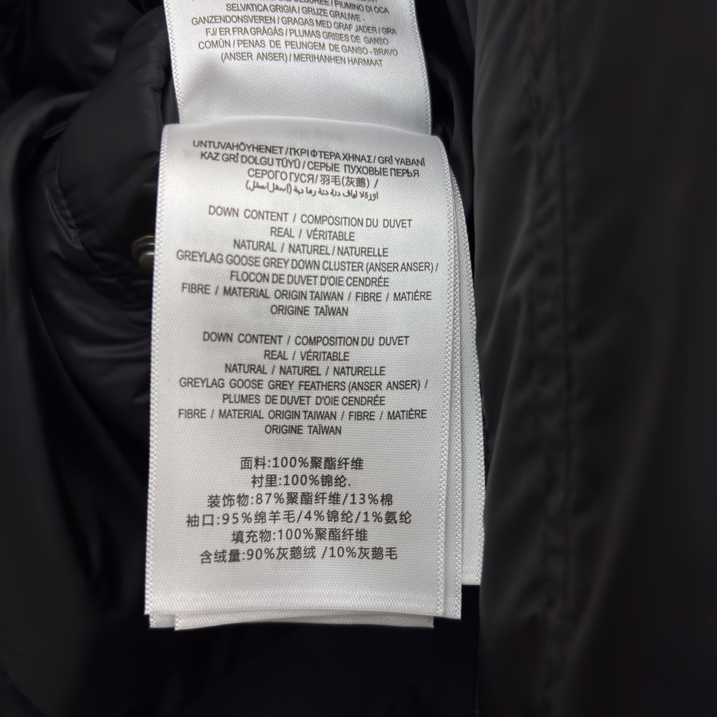 Bur家 连帽羽绒服 男女都能穿的蓬松暖意 黑与棕双色适配不同风格 连帽轻量充绒裹满软乎乎的暖 利落版型