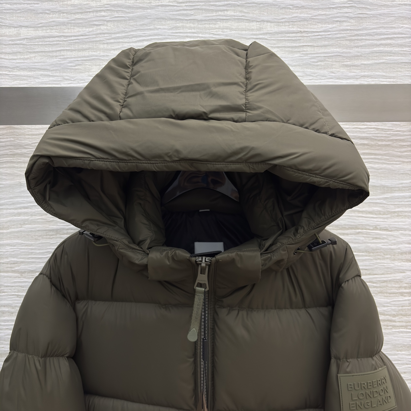 Bur家 连帽羽绒服 男女都能穿的蓬松暖意 黑与棕双色适配不同风格 连帽轻量充绒裹满软乎乎的暖 利落版型