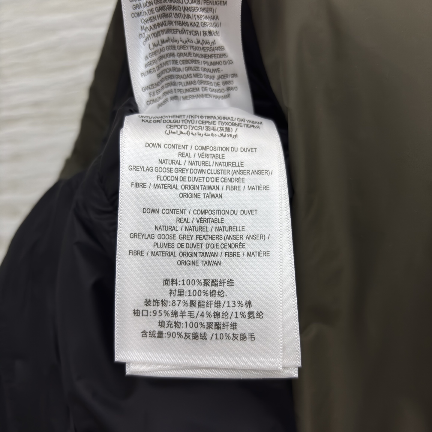 Bur家 连帽羽绒服 男女都能穿的蓬松暖意 黑与棕双色适配不同风格 连帽轻量充绒裹满软乎乎的暖 利落版型