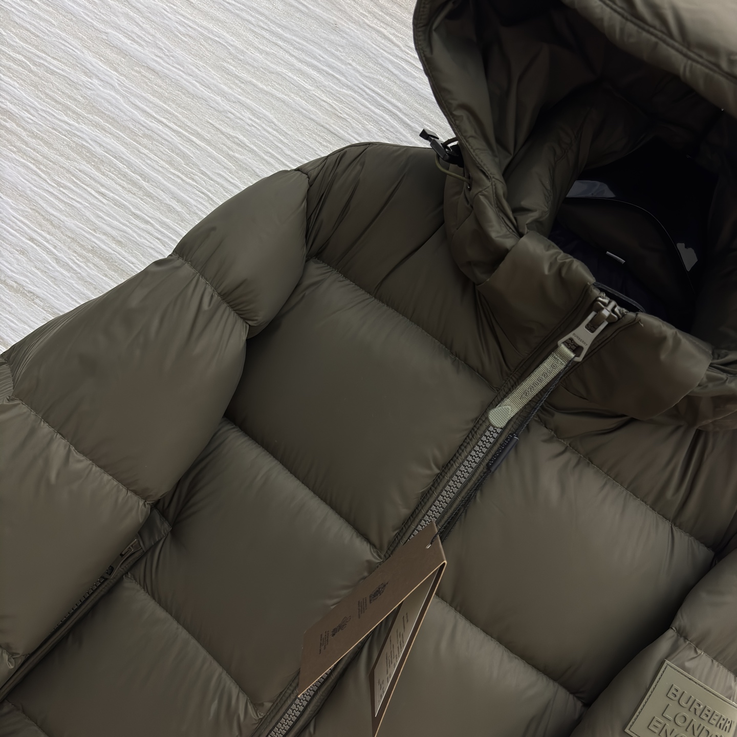 Bur家 连帽羽绒服 男女都能穿的蓬松暖意 黑与棕双色适配不同风格 连帽轻量充绒裹满软乎乎的暖 利落版型