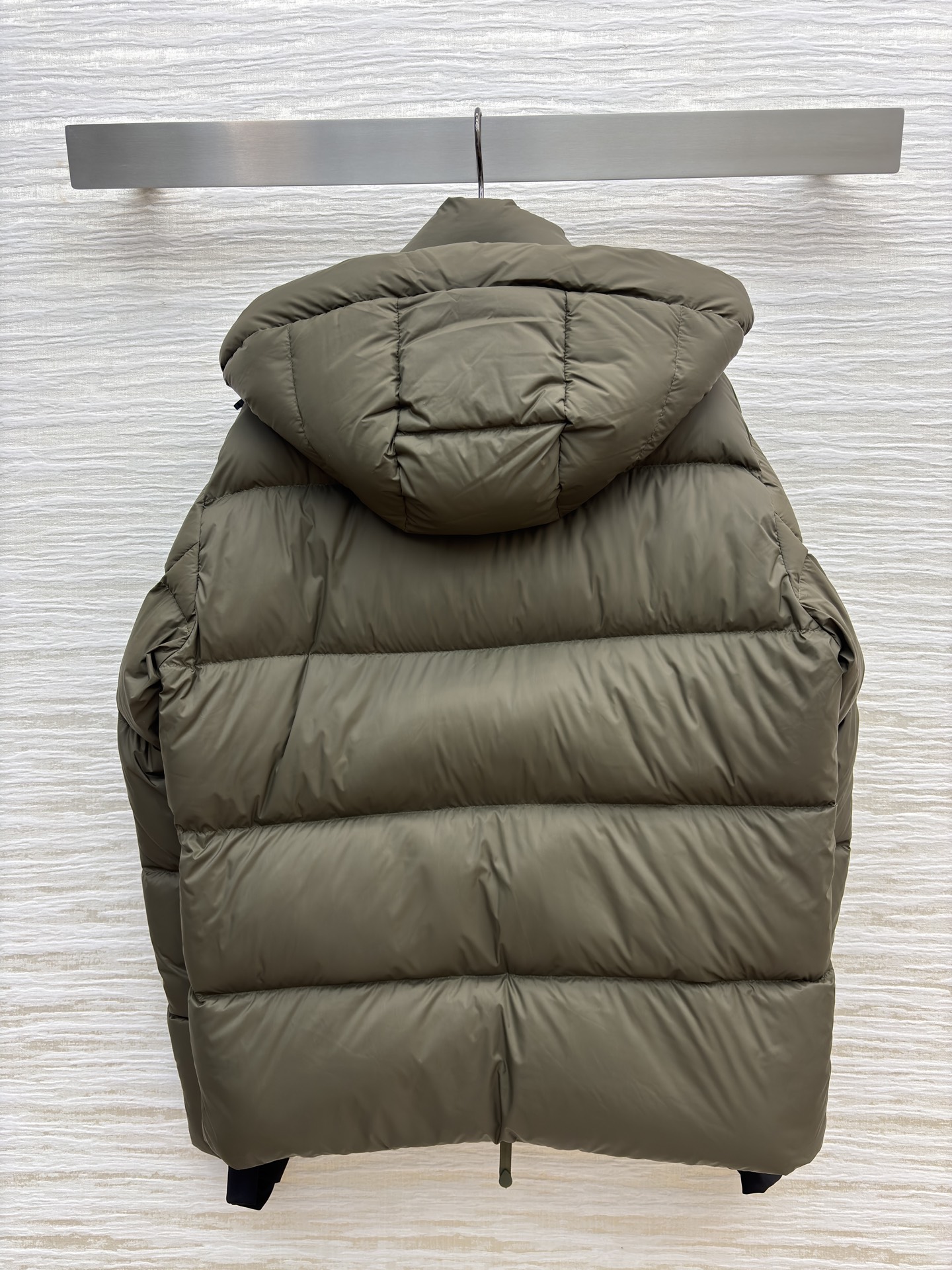 Bur家 连帽羽绒服 男女都能穿的蓬松暖意 黑与棕双色适配不同风格 连帽轻量充绒裹满软乎乎的暖 利落版型