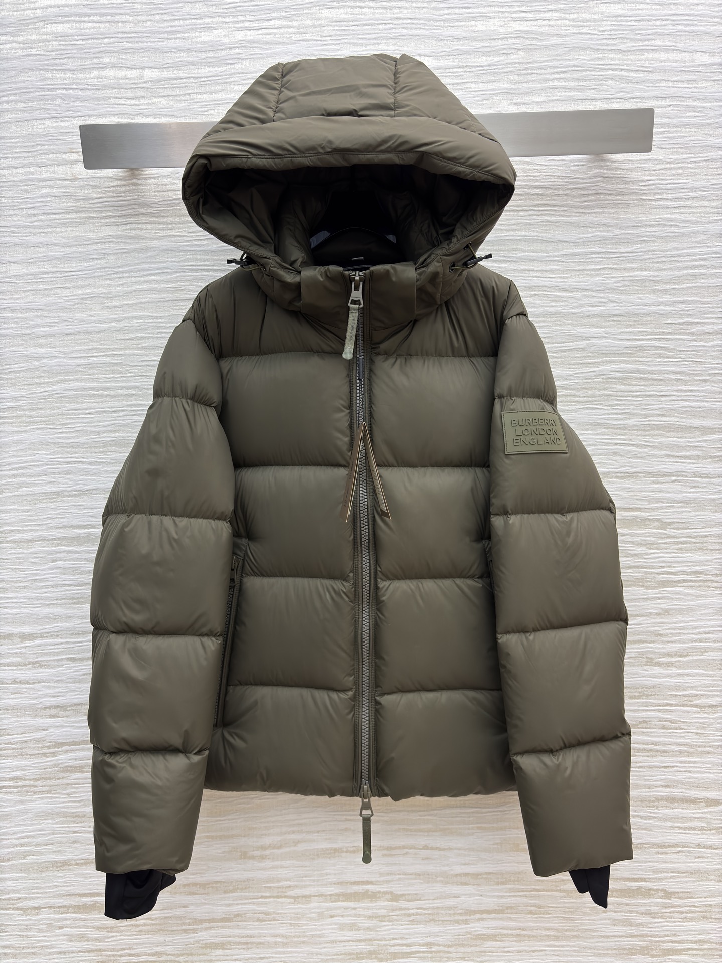 Bur家 连帽羽绒服 男女都能穿的蓬松暖意 黑与棕双色适配不同风格 连帽轻量充绒裹满软乎乎的暖 利落版型