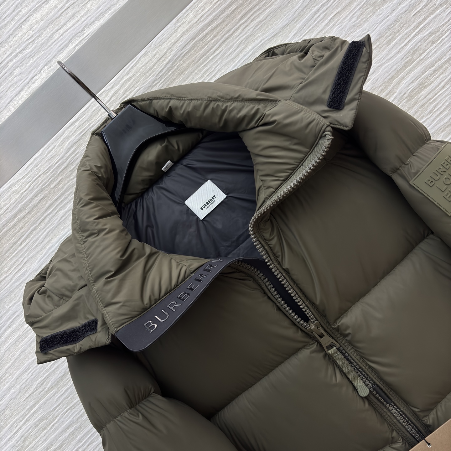 Bur家 连帽羽绒服 男女都能穿的蓬松暖意 黑与棕双色适配不同风格 连帽轻量充绒裹满软乎乎的暖 利落版型