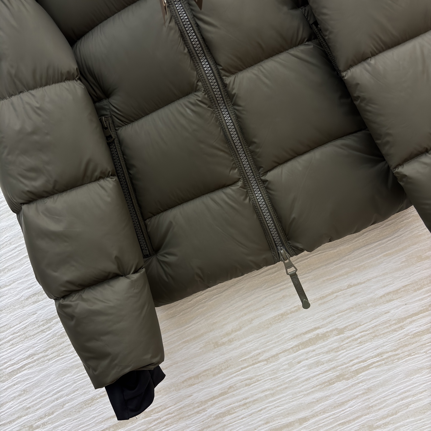 Bur家 连帽羽绒服 男女都能穿的蓬松暖意 黑与棕双色适配不同风格 连帽轻量充绒裹满软乎乎的暖 利落版型