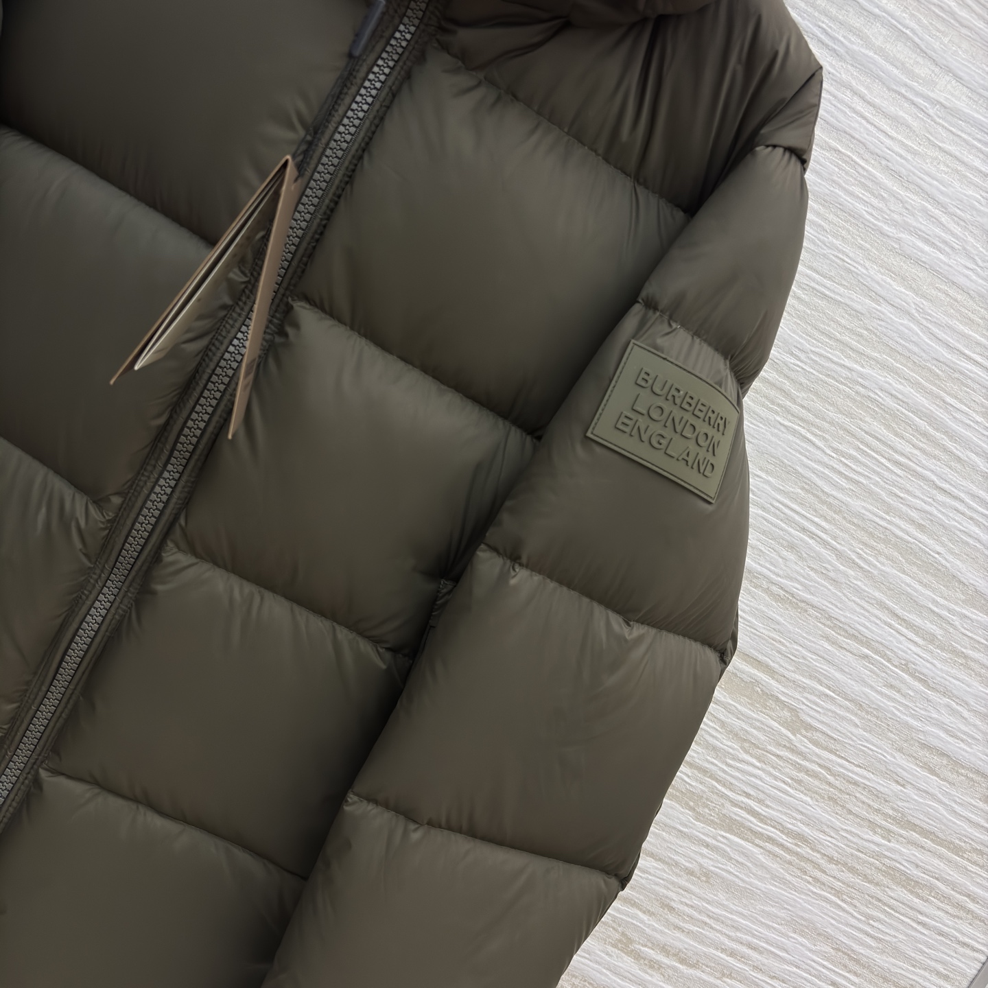 Bur家 连帽羽绒服 男女都能穿的蓬松暖意 黑与棕双色适配不同风格 连帽轻量充绒裹满软乎乎的暖 利落版型