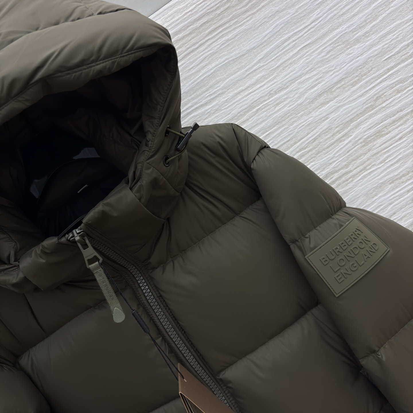 Bur家 连帽羽绒服 男女都能穿的蓬松暖意 黑与棕双色适配不同风格 连帽轻量充绒裹满软乎乎的暖 利落版型