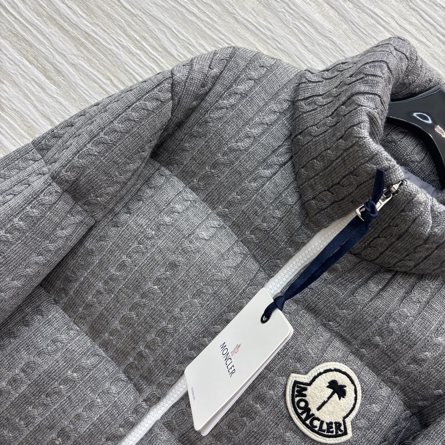 Mo家 立领拉链羽绒服 绞花与蓬松的温柔碰撞 绞花纹理裹满软绒暖意 标志性徽章缀出精致辨识度 立领饱满充