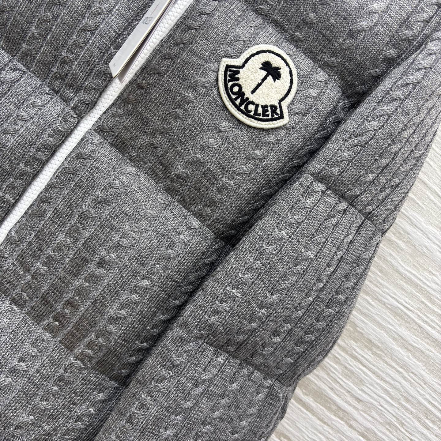 Mo家 立领拉链羽绒服 绞花与蓬松的温柔碰撞 绞花纹理裹满软绒暖意 标志性徽章缀出精致辨识度 立领饱满充