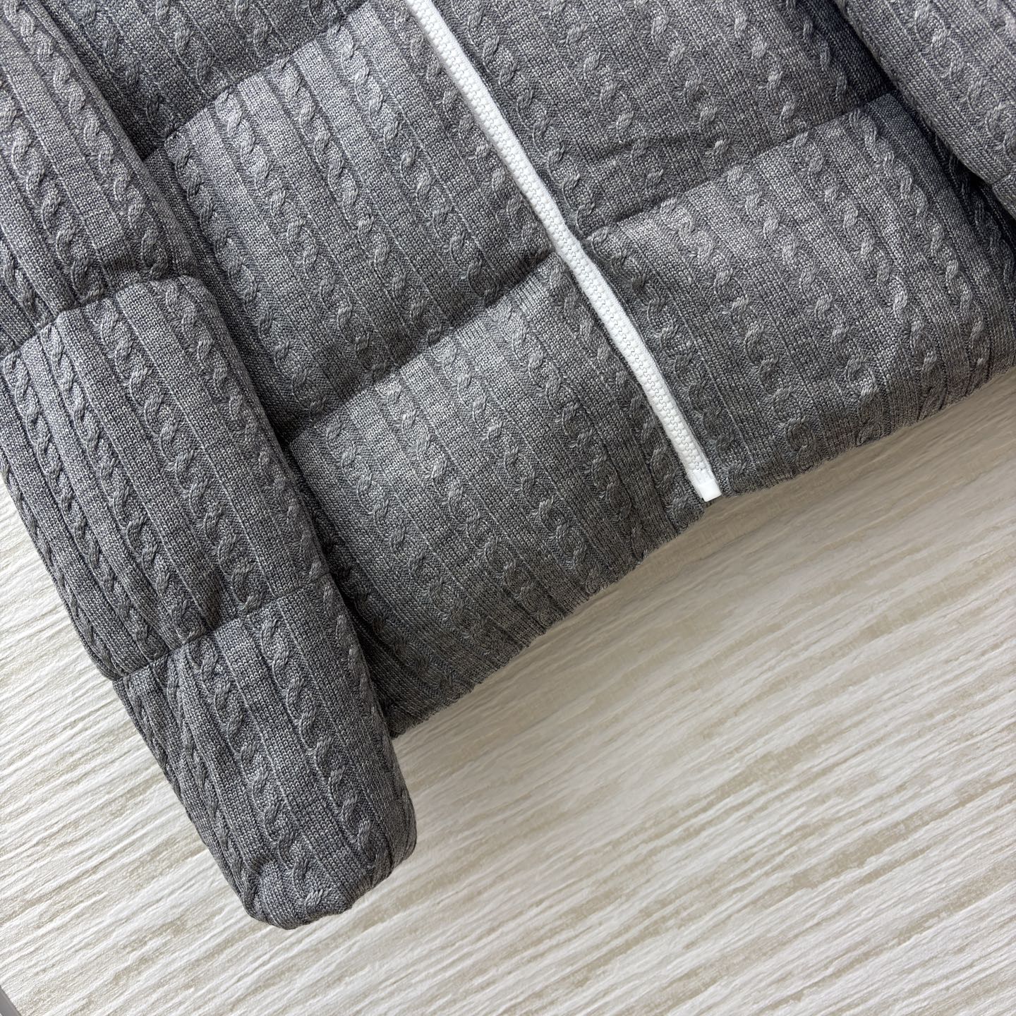 Mo家 立领拉链羽绒服 绞花与蓬松的温柔碰撞 绞花纹理裹满软绒暖意 标志性徽章缀出精致辨识度 立领饱满充