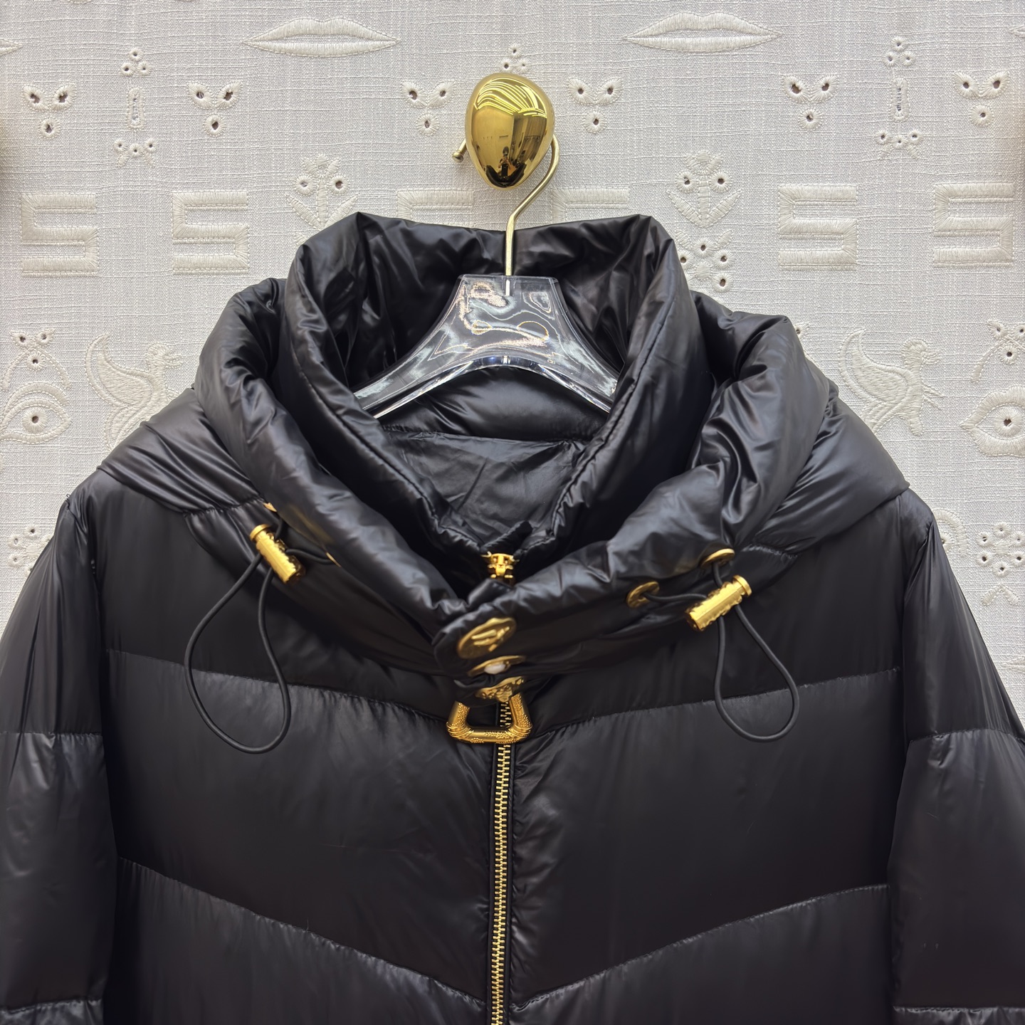 Sch 25秋冬 连帽抽绳收腰黑色长款羽绒 异形扣金五金饰件点睛 收腰设计消解臃肿感 羽绒服中的经典爆款