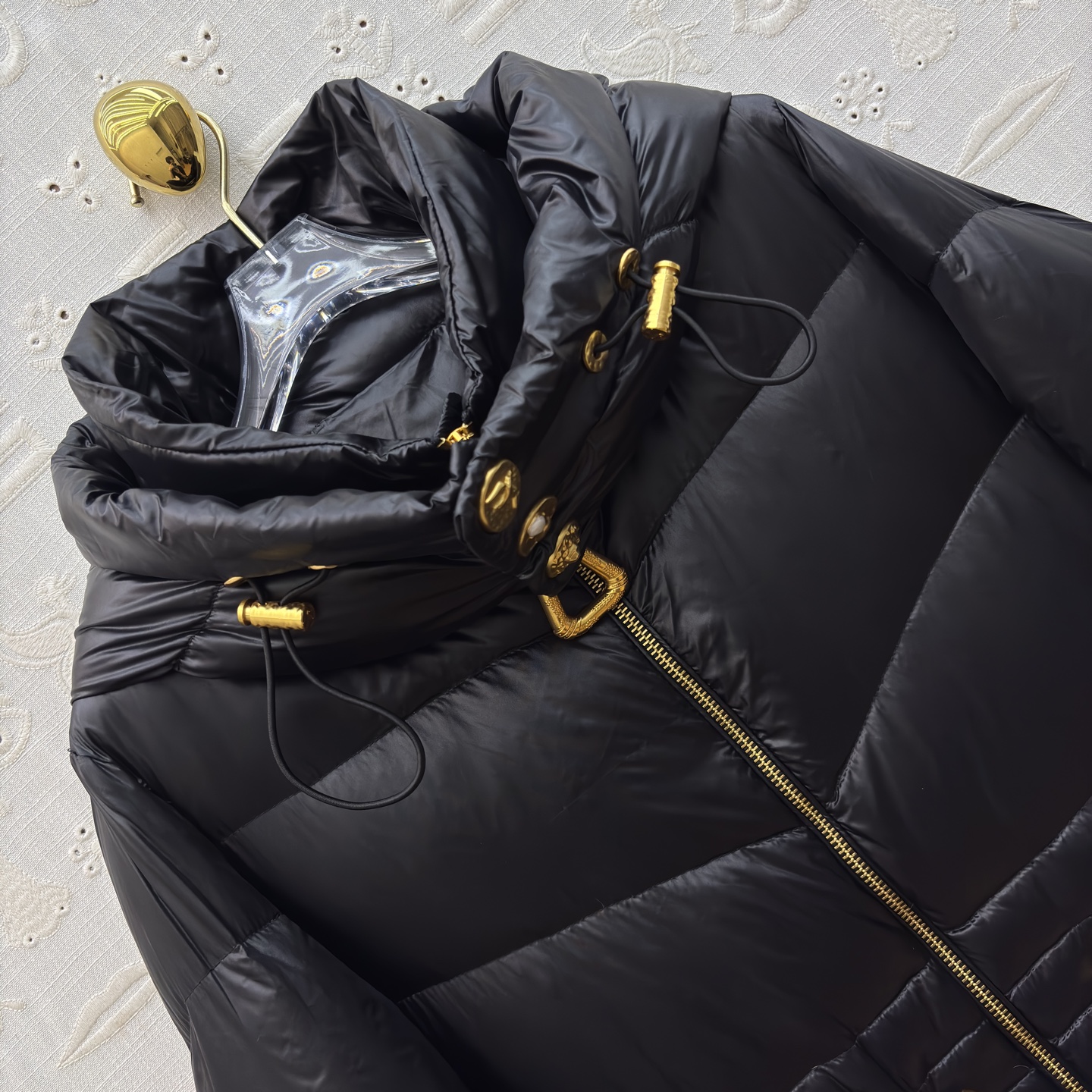 Sch 25秋冬 连帽抽绳收腰黑色长款羽绒 异形扣金五金饰件点睛 收腰设计消解臃肿感 羽绒服中的经典爆款