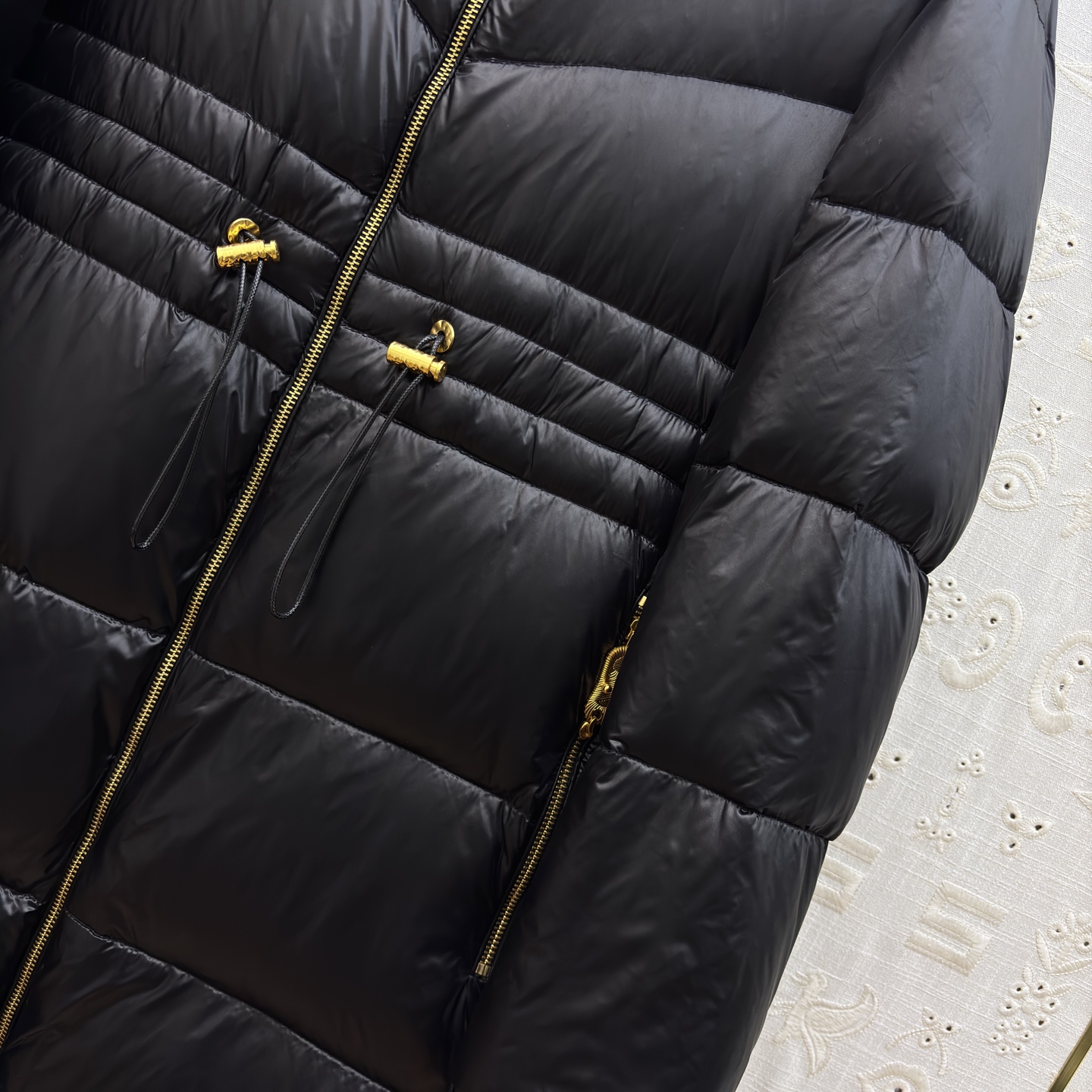 Sch 25秋冬 连帽抽绳收腰黑色长款羽绒 异形扣金五金饰件点睛 收腰设计消解臃肿感 羽绒服中的经典爆款