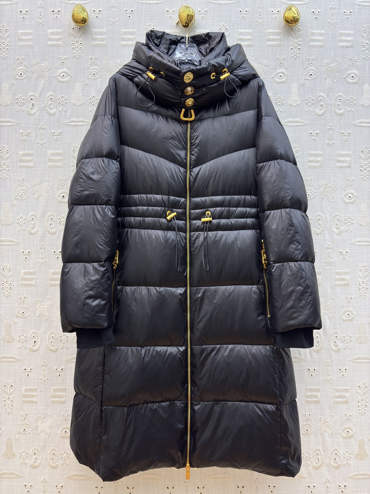 Sch 25秋冬 连帽抽绳收腰黑色长款羽绒 异形扣金五金饰件点睛 收腰设计消解臃肿感 羽绒服中的经典爆款