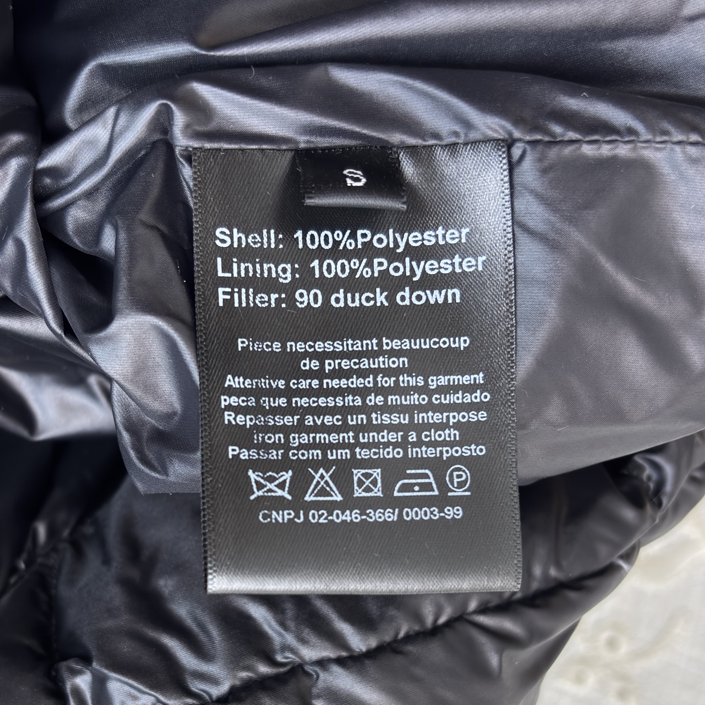 Sch 25秋冬 连帽抽绳收腰黑色长款羽绒 异形扣金五金饰件点睛 收腰设计消解臃肿感 羽绒服中的经典爆款