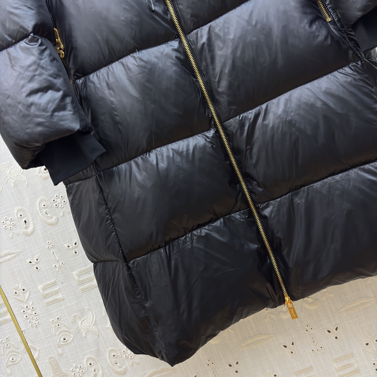 Sch 25秋冬 连帽抽绳收腰黑色长款羽绒 异形扣金五金饰件点睛 收腰设计消解臃肿感 羽绒服中的经典爆款