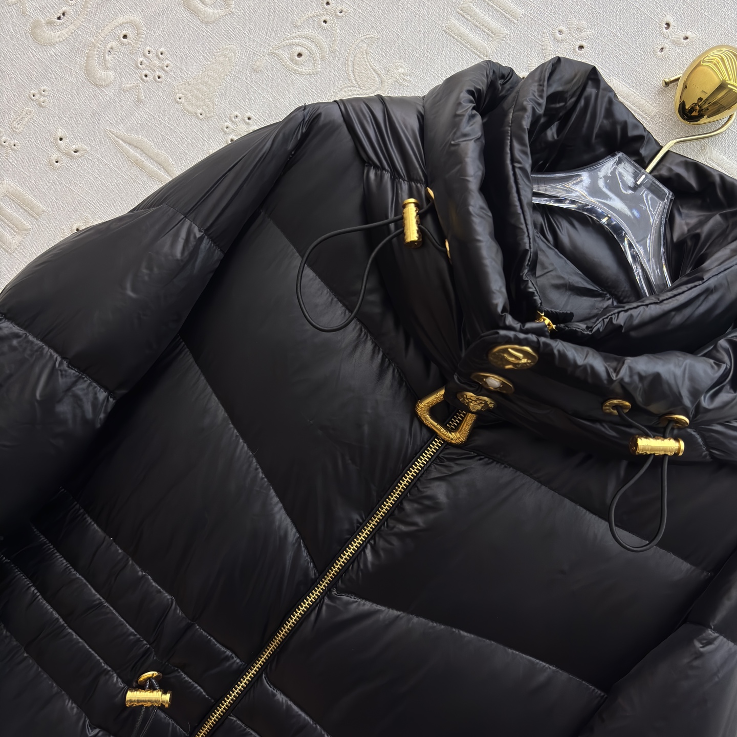 Sch 25秋冬 连帽抽绳收腰黑色长款羽绒 异形扣金五金饰件点睛 收腰设计消解臃肿感 羽绒服中的经典爆款