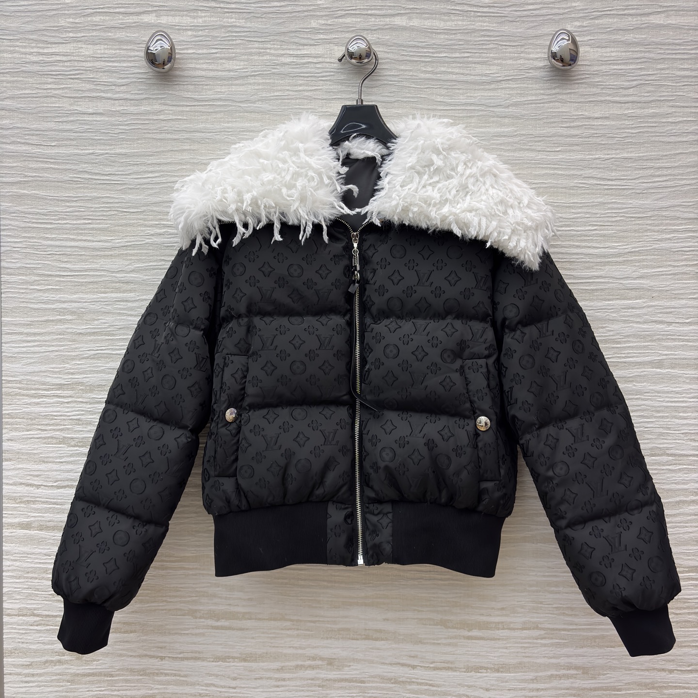 L家 暗纹压印短款羽绒服 满幅低调印花加持质感 毛领拼接弱化冬日厚重感 可拆卸毛领解锁两种风格 短款版型