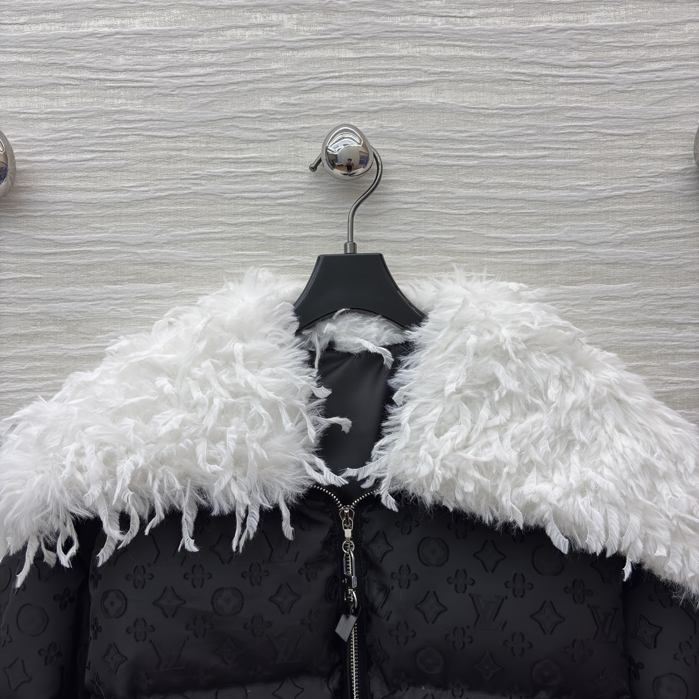 L家 暗纹压印短款羽绒服 满幅低调印花加持质感 毛领拼接弱化冬日厚重感 可拆卸毛领解锁两种风格 短款版型