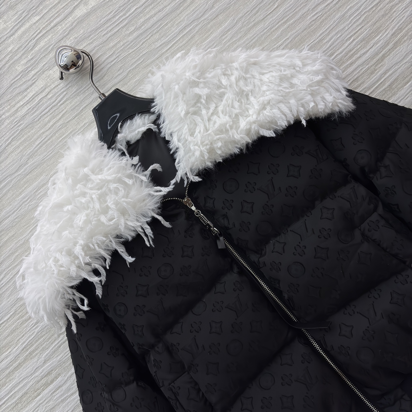 L家 暗纹压印短款羽绒服 满幅低调印花加持质感 毛领拼接弱化冬日厚重感 可拆卸毛领解锁两种风格 短款版型