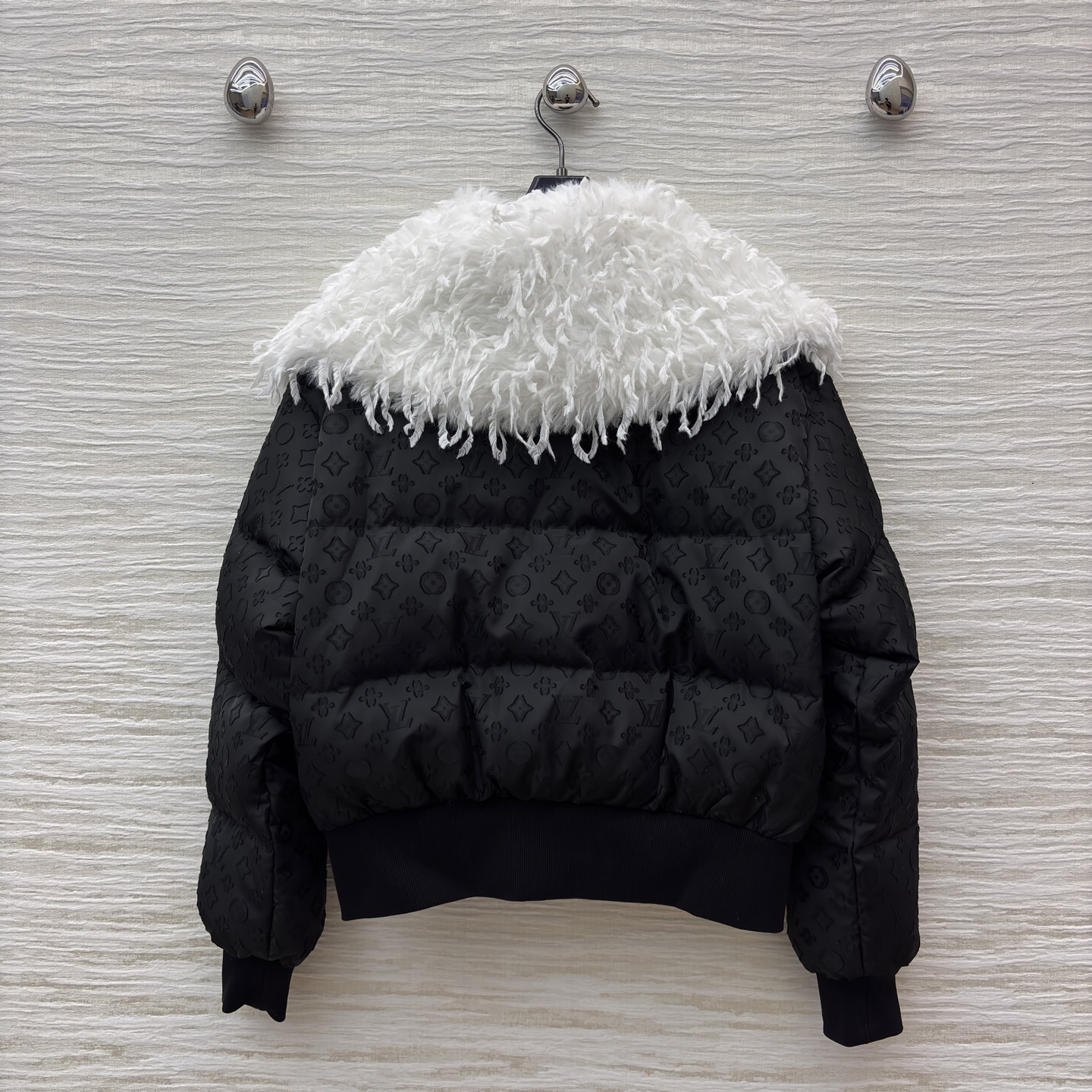 L家 暗纹压印短款羽绒服 满幅低调印花加持质感 毛领拼接弱化冬日厚重感 可拆卸毛领解锁两种风格 短款版型