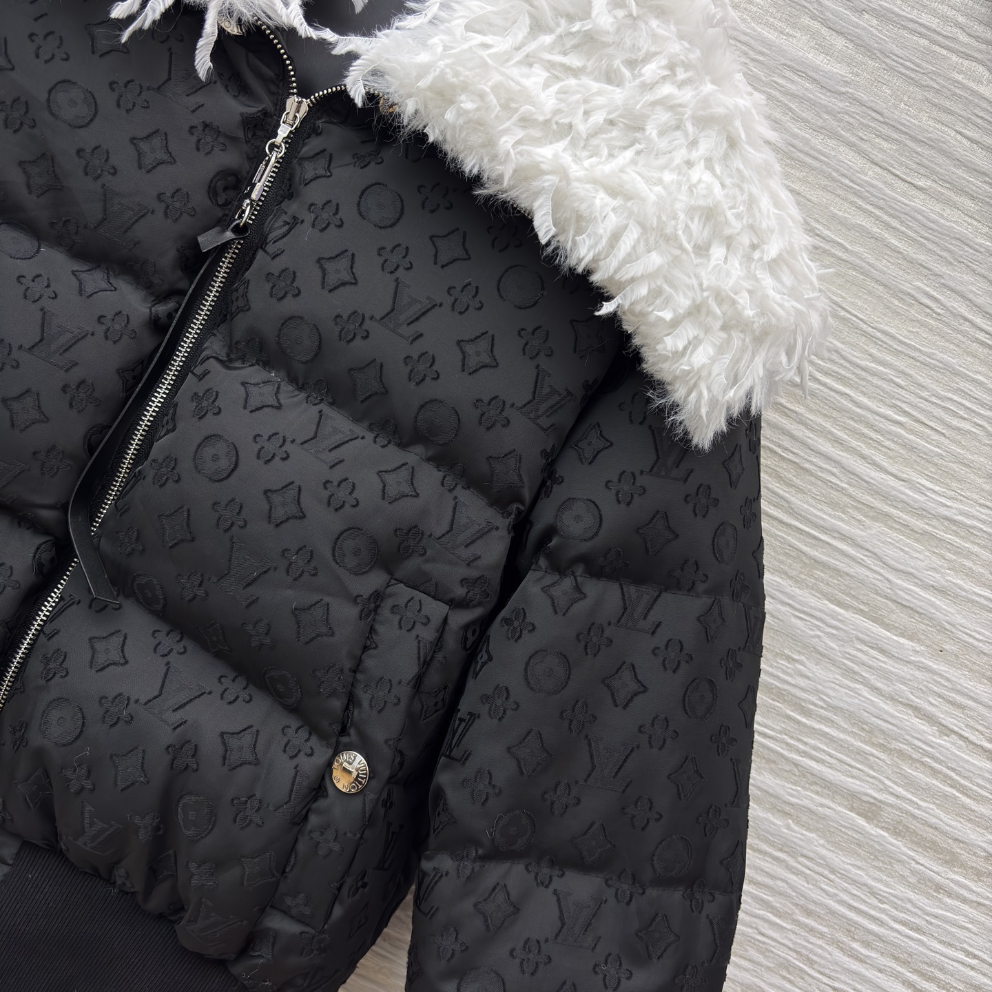 L家 暗纹压印短款羽绒服 满幅低调印花加持质感 毛领拼接弱化冬日厚重感 可拆卸毛领解锁两种风格 短款版型