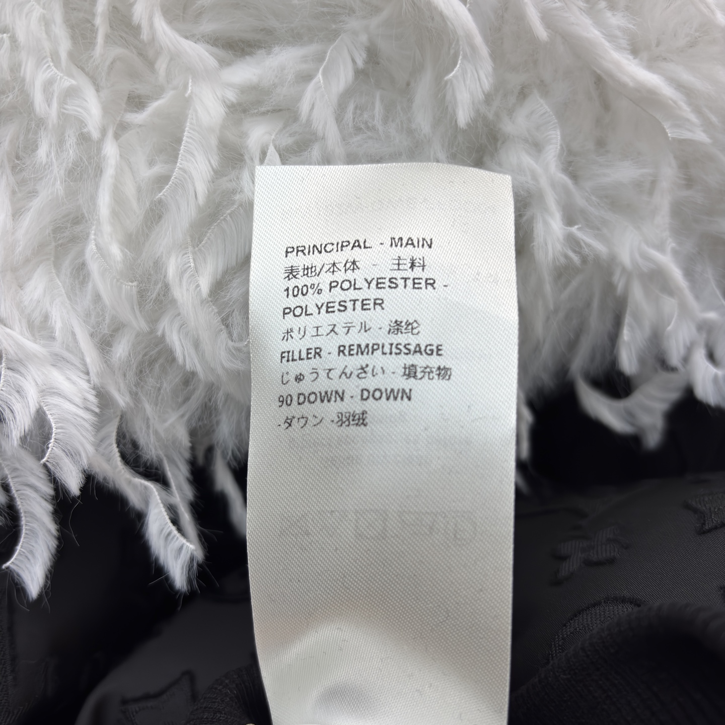 L家 暗纹压印短款羽绒服 满幅低调印花加持质感 毛领拼接弱化冬日厚重感 可拆卸毛领解锁两种风格 短款版型