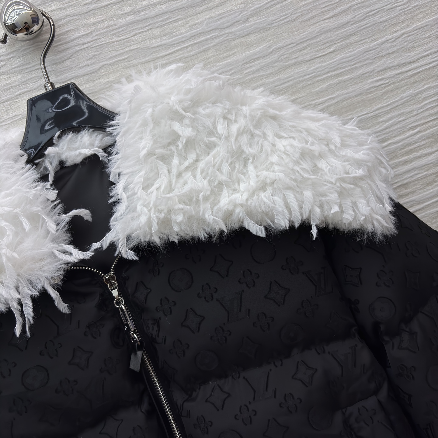 L家 暗纹压印短款羽绒服 满幅低调印花加持质感 毛领拼接弱化冬日厚重感 可拆卸毛领解锁两种风格 短款版型