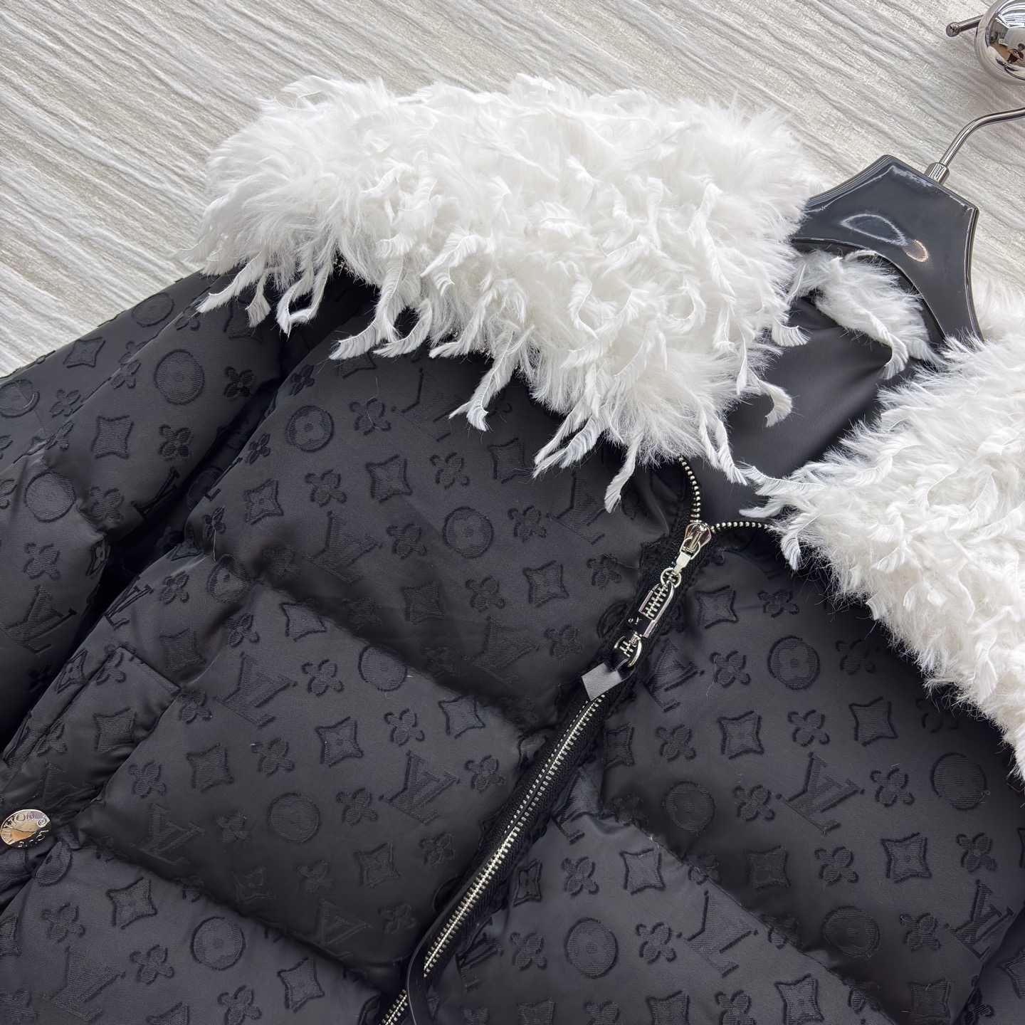 L家 暗纹压印短款羽绒服 满幅低调印花加持质感 毛领拼接弱化冬日厚重感 可拆卸毛领解锁两种风格 短款版型