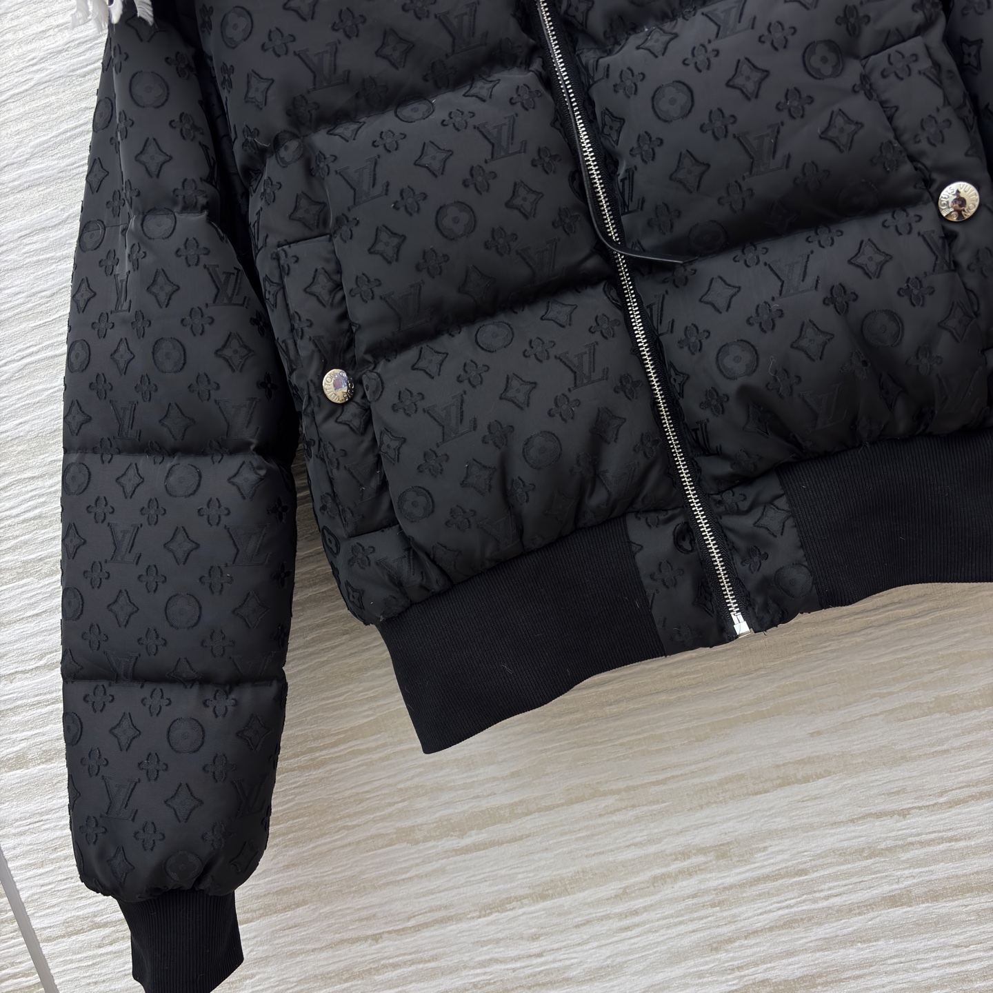 L家 暗纹压印短款羽绒服 满幅低调印花加持质感 毛领拼接弱化冬日厚重感 可拆卸毛领解锁两种风格 短款版型