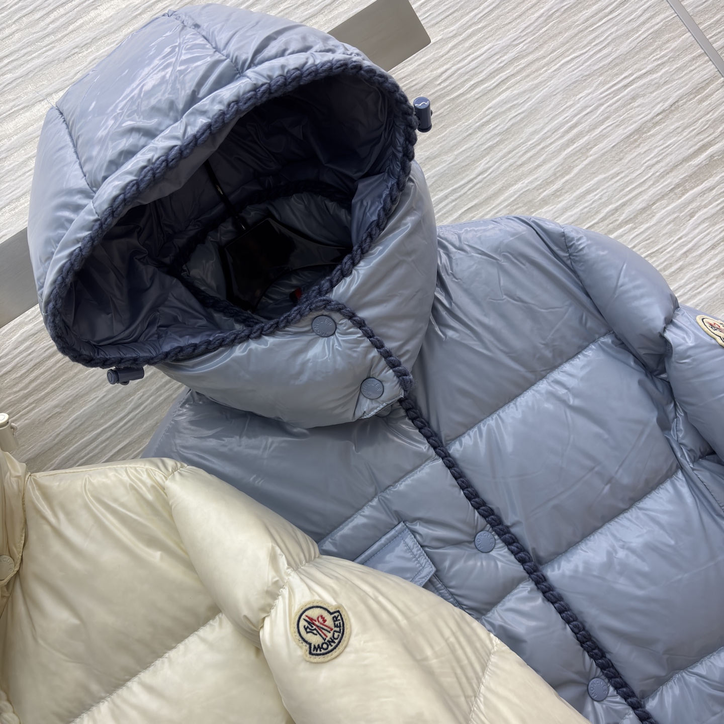 Mo立领收腰羽绒服 面料自带清透氛围感 撞色包边衬出细节质感 连帽可拆解锁两种穿法 蓬松版型裹满冬日暖意