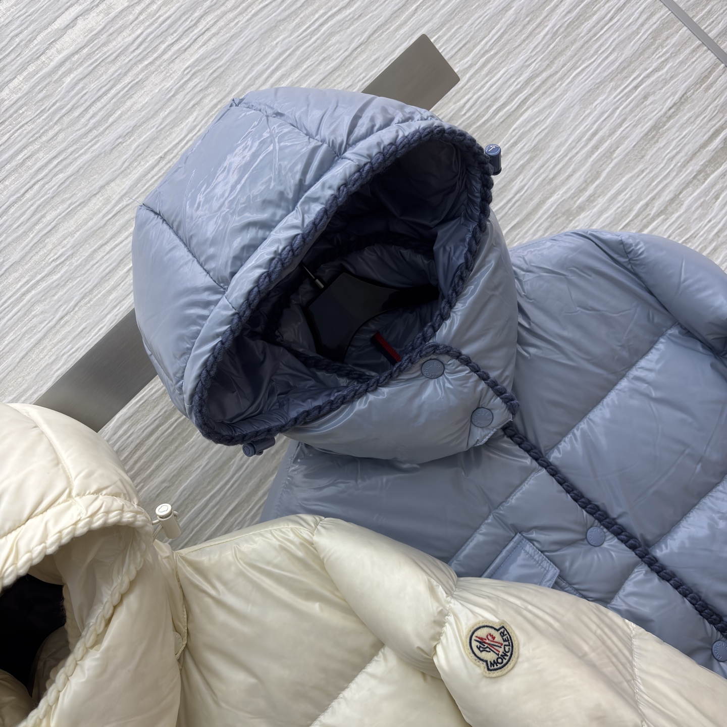 Mo立领收腰羽绒服 面料自带清透氛围感 撞色包边衬出细节质感 连帽可拆解锁两种穿法 蓬松版型裹满冬日暖意