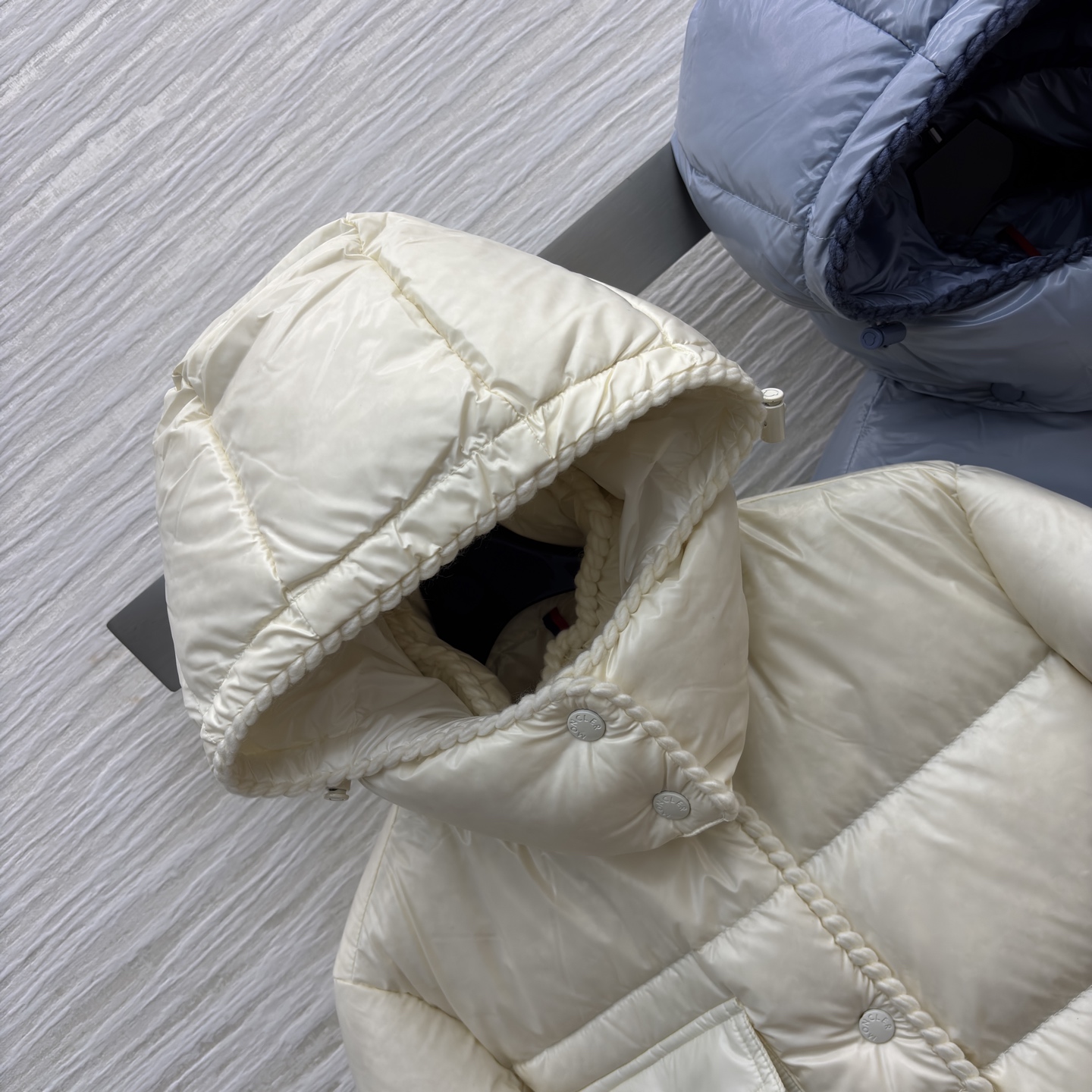 Mo立领收腰羽绒服 面料自带清透氛围感 撞色包边衬出细节质感 连帽可拆解锁两种穿法 蓬松版型裹满冬日暖意