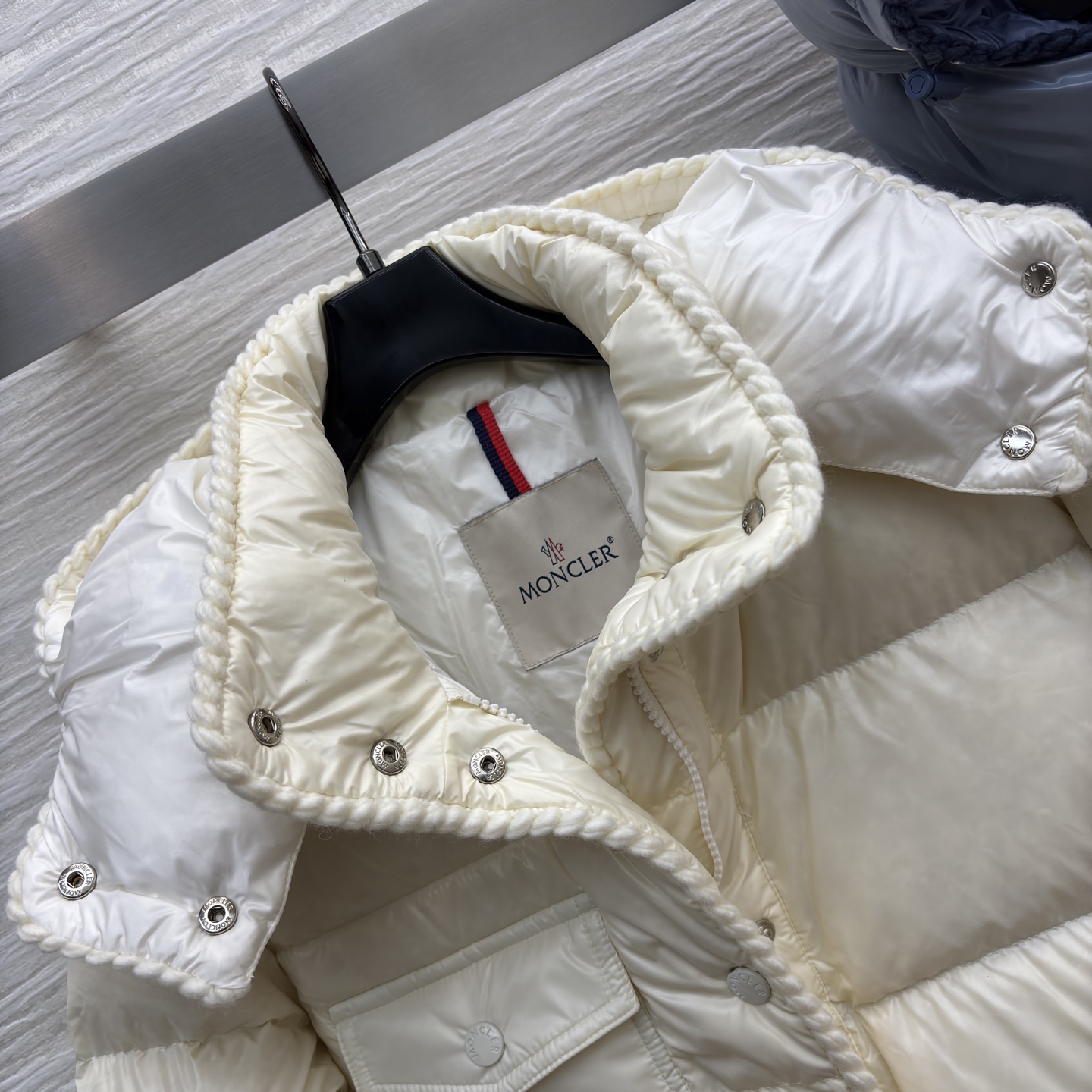 Mo立领收腰羽绒服 面料自带清透氛围感 撞色包边衬出细节质感 连帽可拆解锁两种穿法 蓬松版型裹满冬日暖意