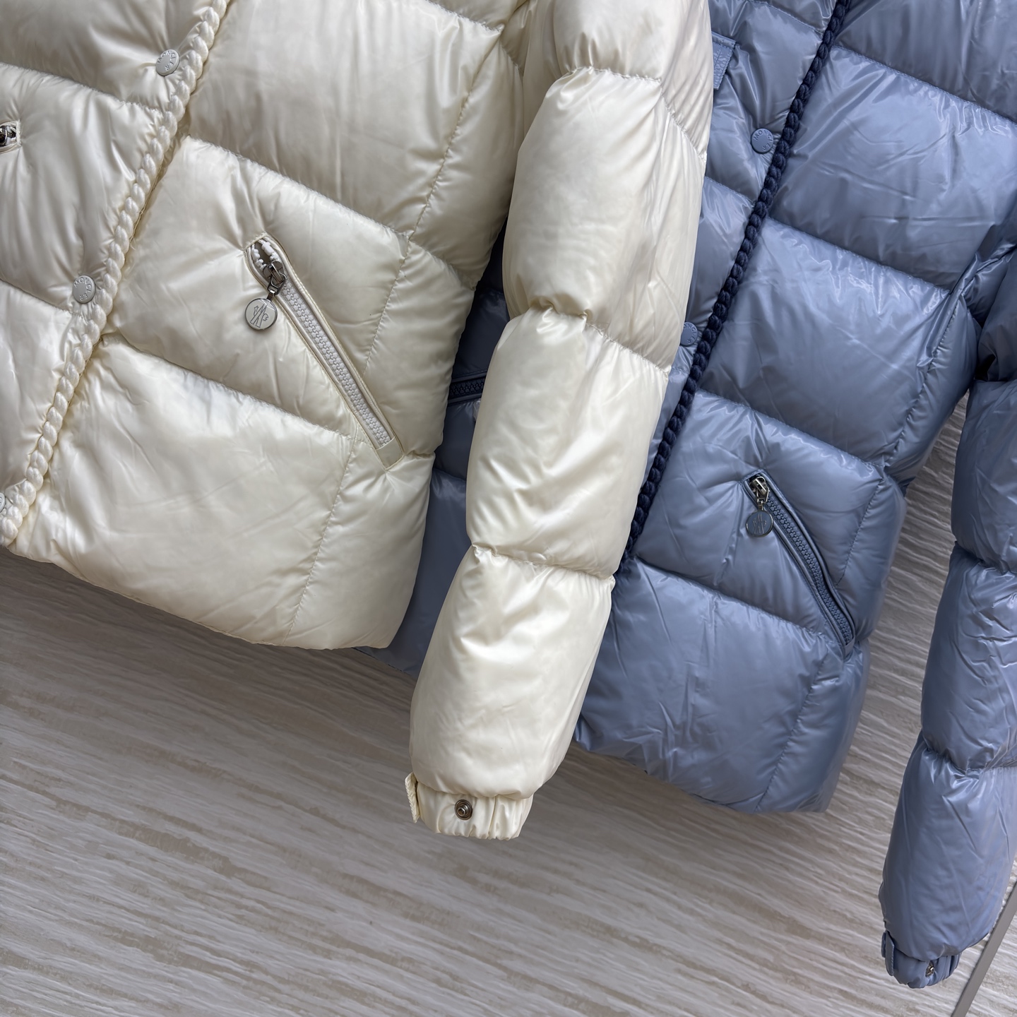 Mo立领收腰羽绒服 面料自带清透氛围感 撞色包边衬出细节质感 连帽可拆解锁两种穿法 蓬松版型裹满冬日暖意