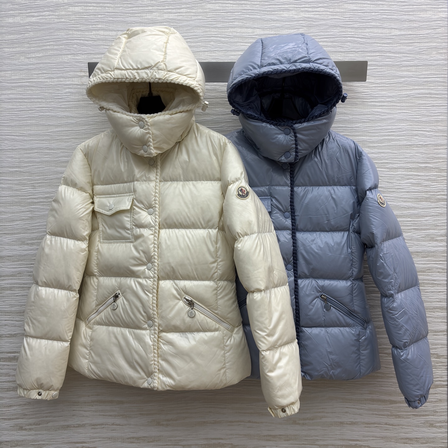 Mo立领收腰羽绒服 面料自带清透氛围感 撞色包边衬出细节质感 连帽可拆解锁两种穿法 蓬松版型裹满冬日暖意