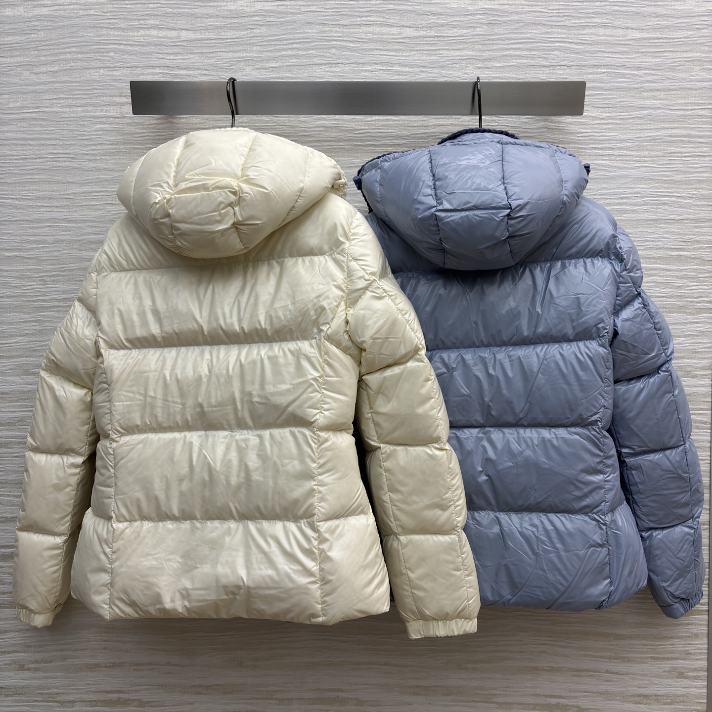 Mo立领收腰羽绒服 面料自带清透氛围感 撞色包边衬出细节质感 连帽可拆解锁两种穿法 蓬松版型裹满冬日暖意