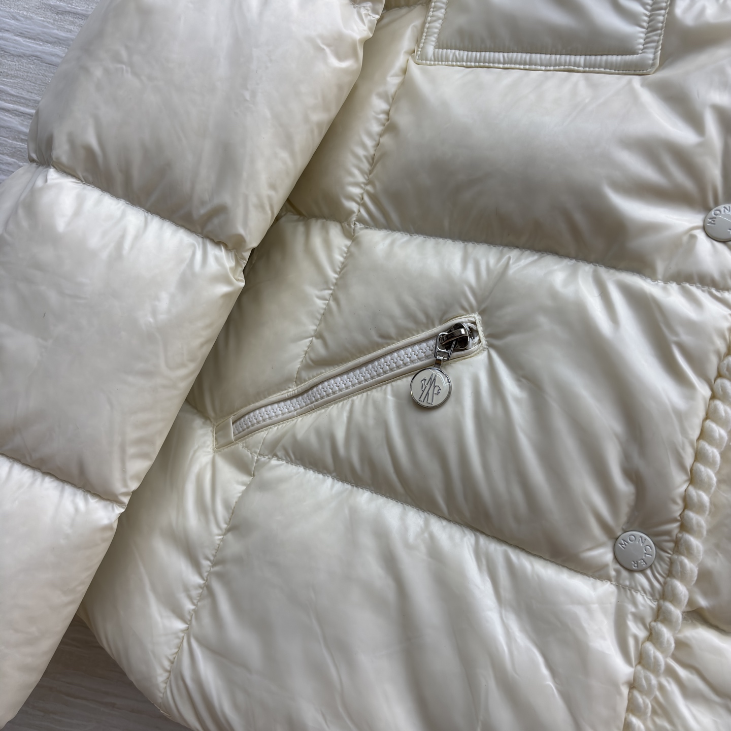 Mo立领收腰羽绒服 面料自带清透氛围感 撞色包边衬出细节质感 连帽可拆解锁两种穿法 蓬松版型裹满冬日暖意