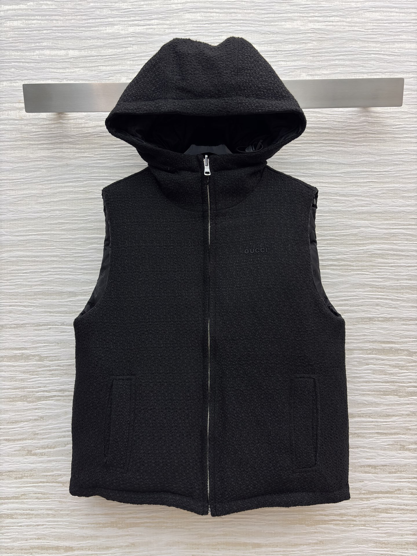 G家双面穿羽绒马甲 一面是毛绒暖感 一面是满印暗纹的蓬松质感 羽绒填充裹满暖意 配防尘袋 一衣双搭 秋冬