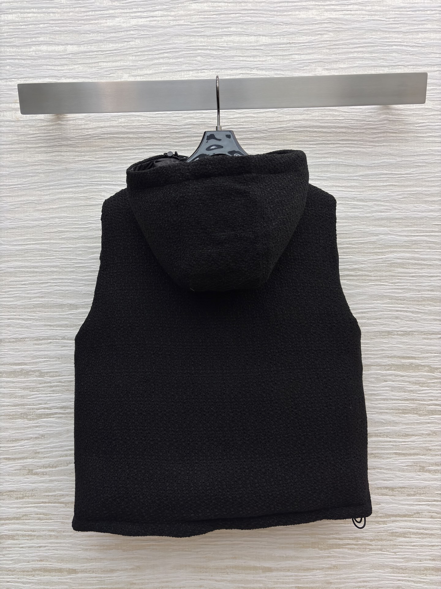 G家双面穿羽绒马甲 一面是毛绒暖感 一面是满印暗纹的蓬松质感 羽绒填充裹满暖意 配防尘袋 一衣双搭 秋冬