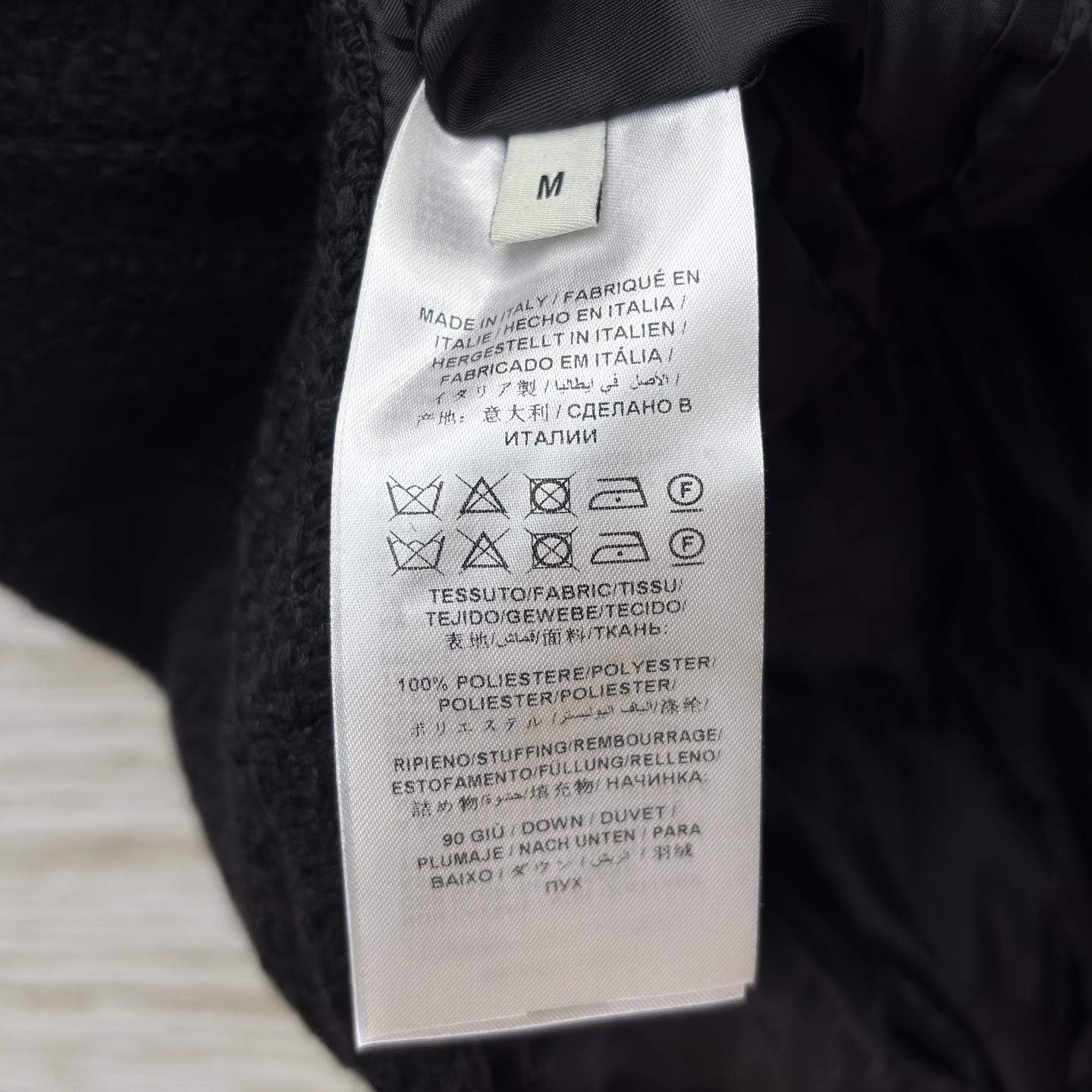 G家双面穿羽绒马甲 一面是毛绒暖感 一面是满印暗纹的蓬松质感 羽绒填充裹满暖意 配防尘袋 一衣双搭 秋冬