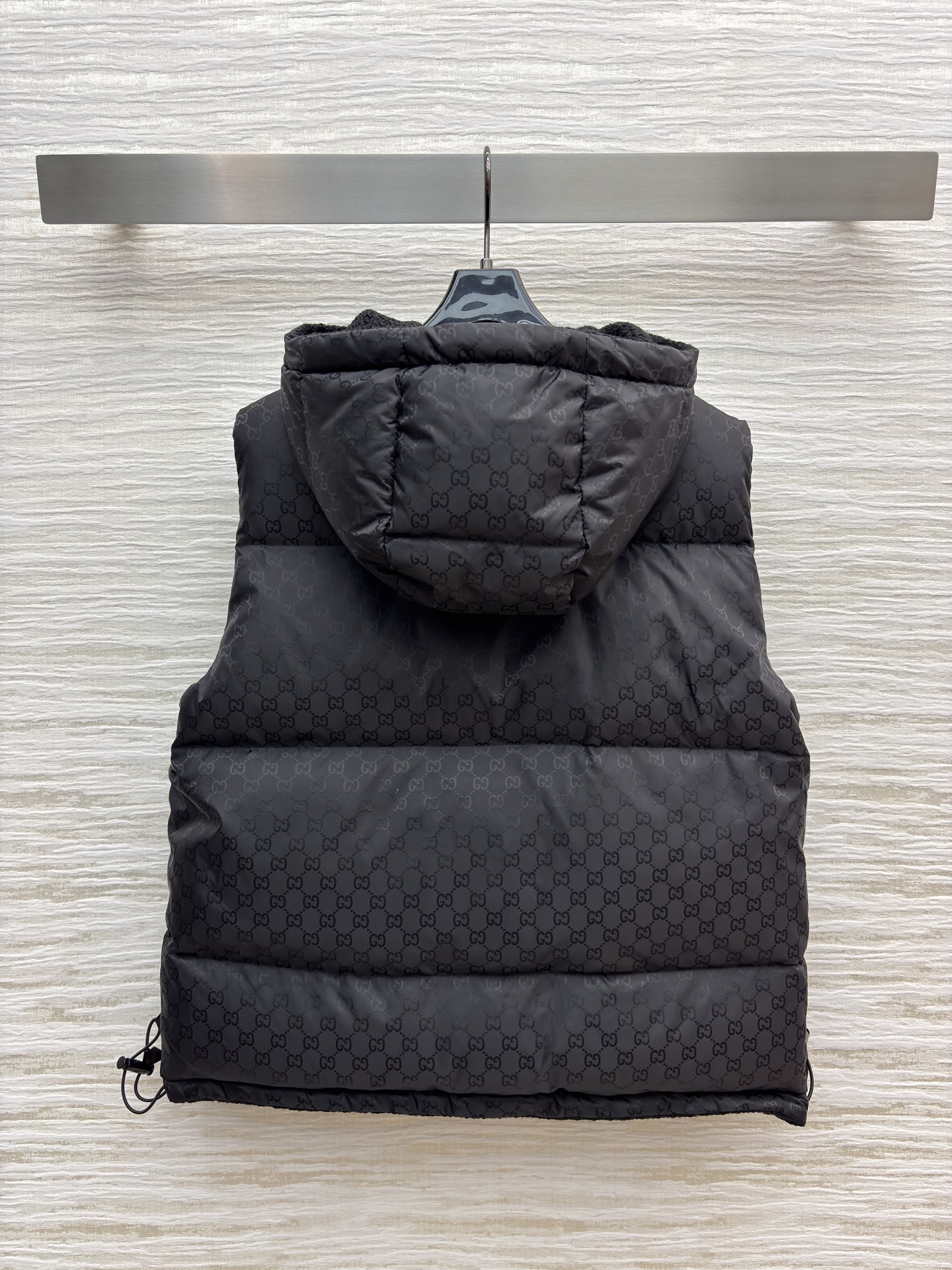 G家双面穿羽绒马甲 一面是毛绒暖感 一面是满印暗纹的蓬松质感 羽绒填充裹满暖意 配防尘袋 一衣双搭 秋冬