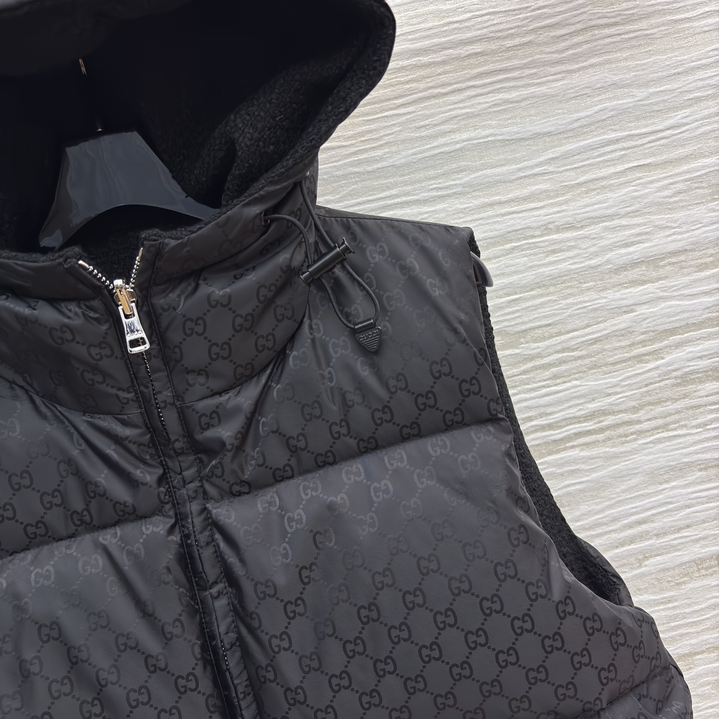 G家双面穿羽绒马甲 一面是毛绒暖感 一面是满印暗纹的蓬松质感 羽绒填充裹满暖意 配防尘袋 一衣双搭 秋冬